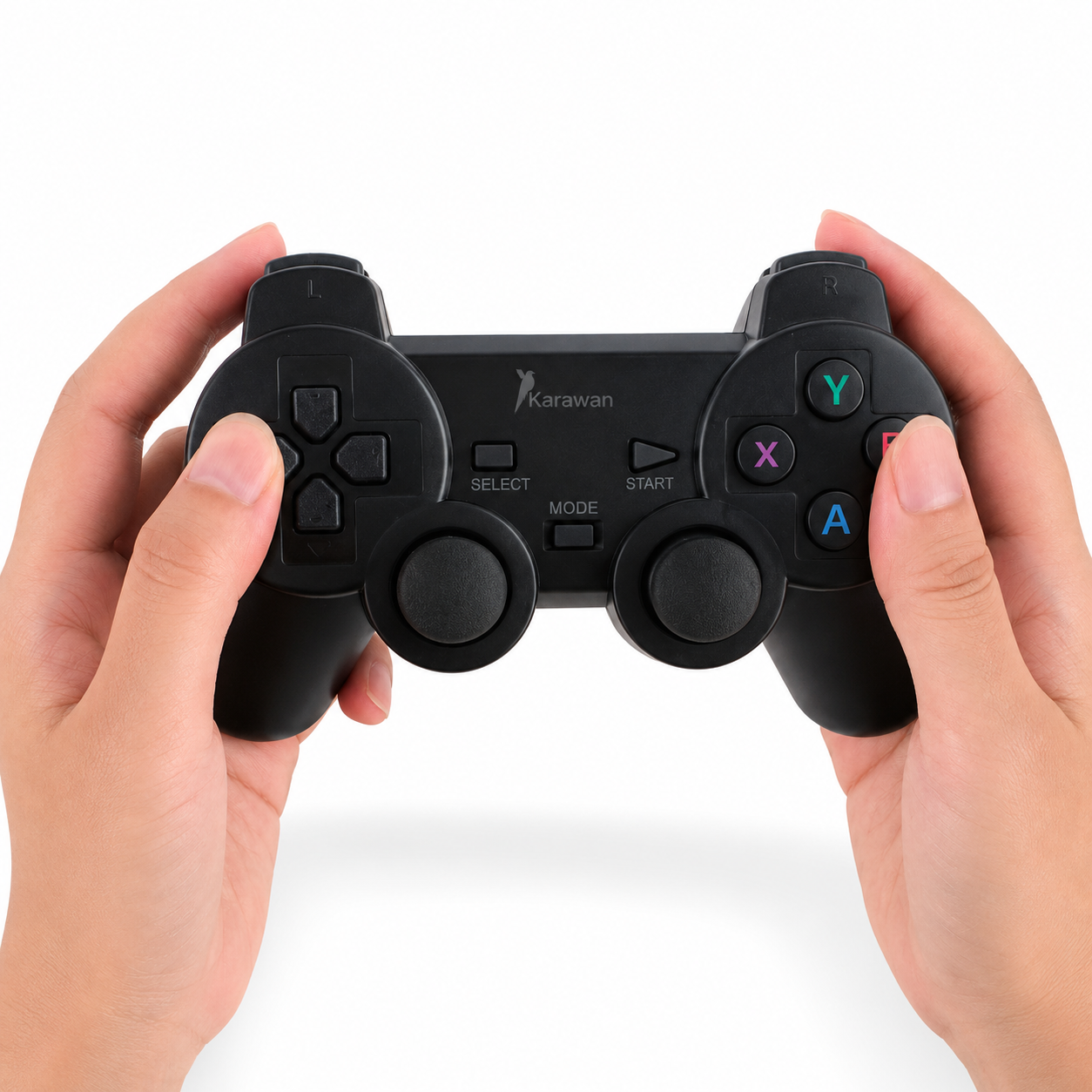 Dos manos sostienen un controlador de juegos Karawan negro sobre fondo blanco.
