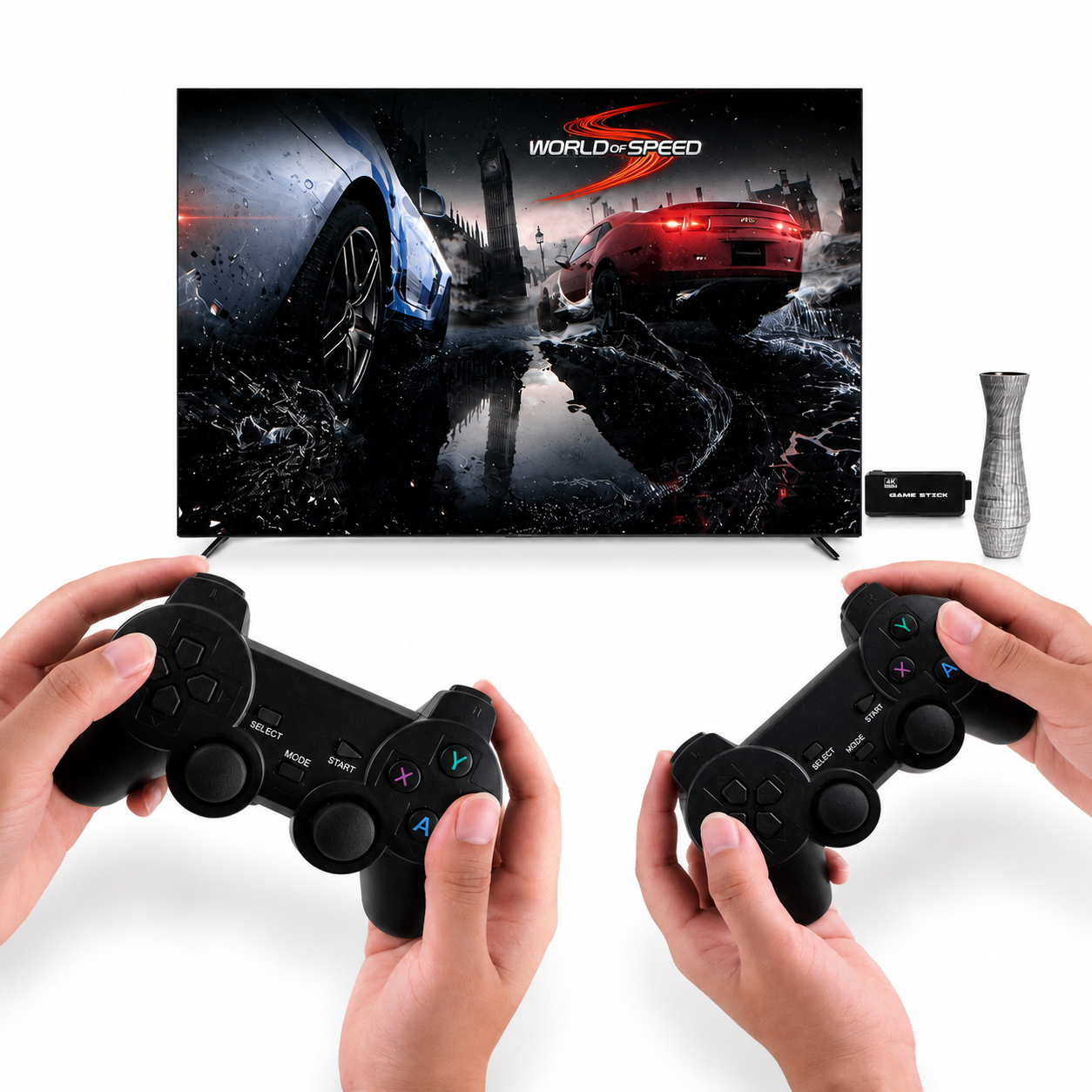 Dos manos sostienen mandos negros frente a un televisor con un juego de carreras y un lápiz de juego.