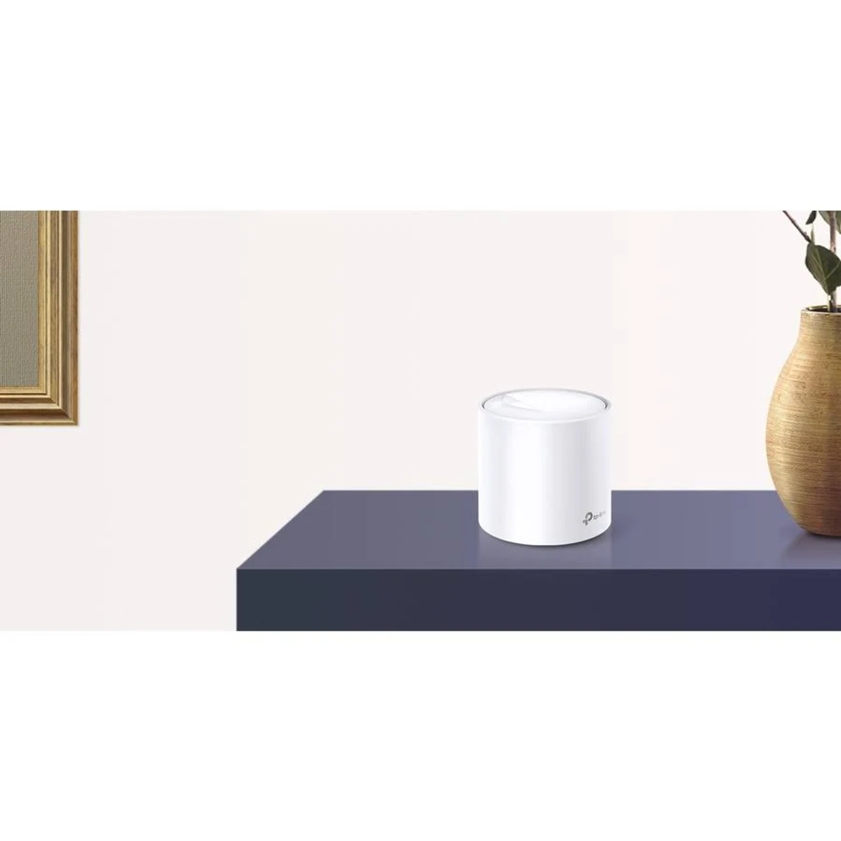 Ein weißer zylindrischer Router auf einem dunkellila Regal neben einer Vase vor hellen Wand.