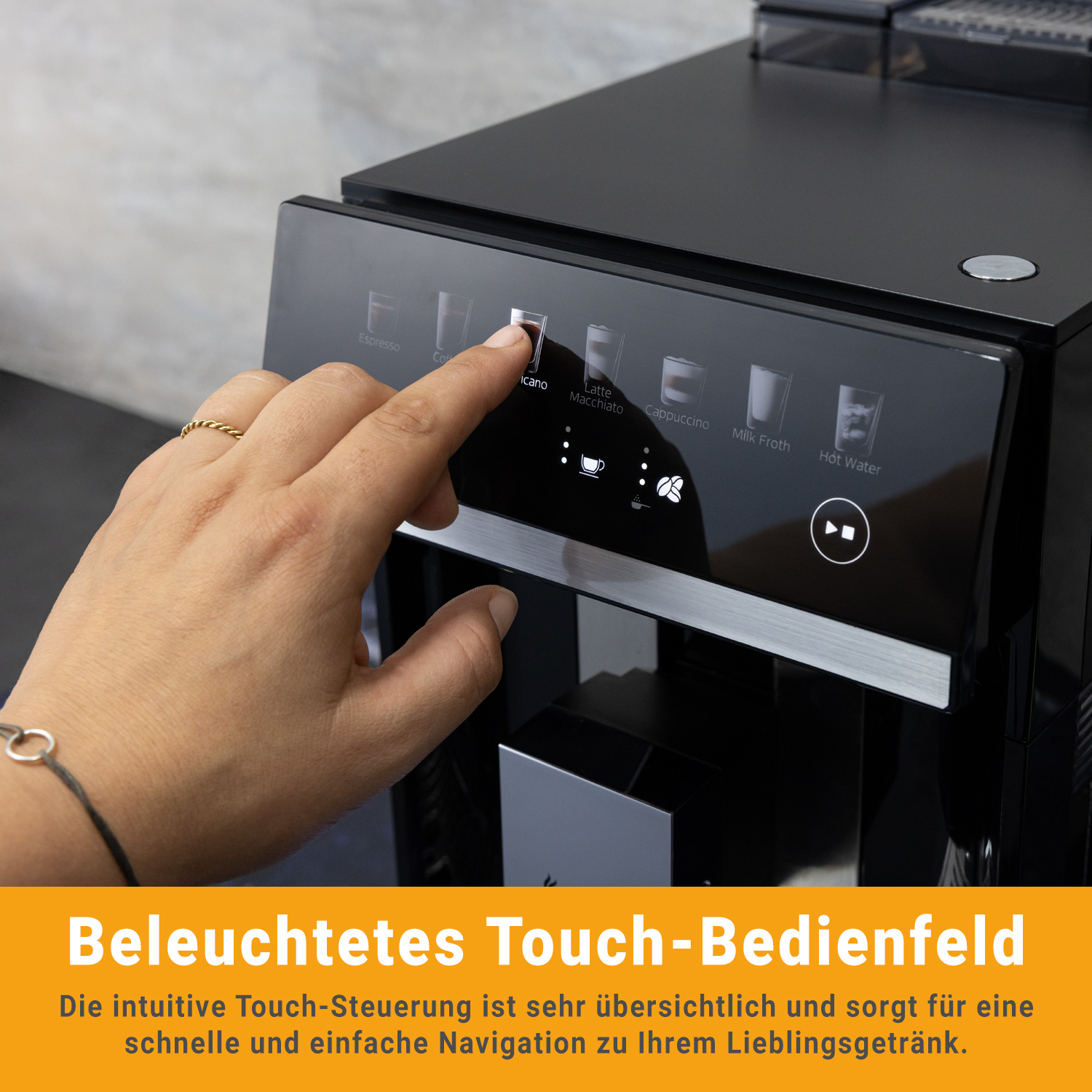 Una mano tocca il pannello di controllo touch illuminato di una moderna macchina da caffè nera.