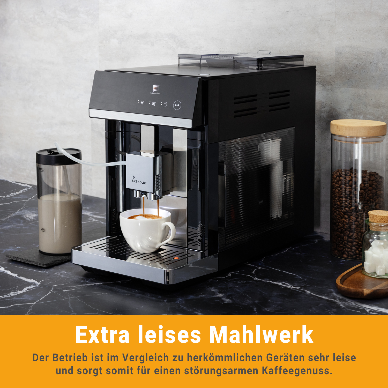 Una macchina da caffè nera eroga caffè in una tazza bianca, vicino a un contenitore di latte, chicchi di caffè e zuccherini.