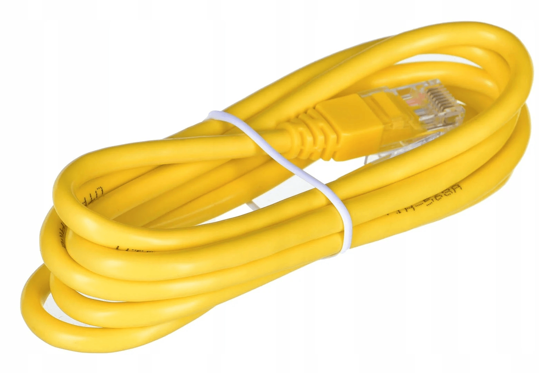 Ein aufgerolltes gelbes Ethernet-Kabel mit weißem Binder und klarem RJ45-Stecker.