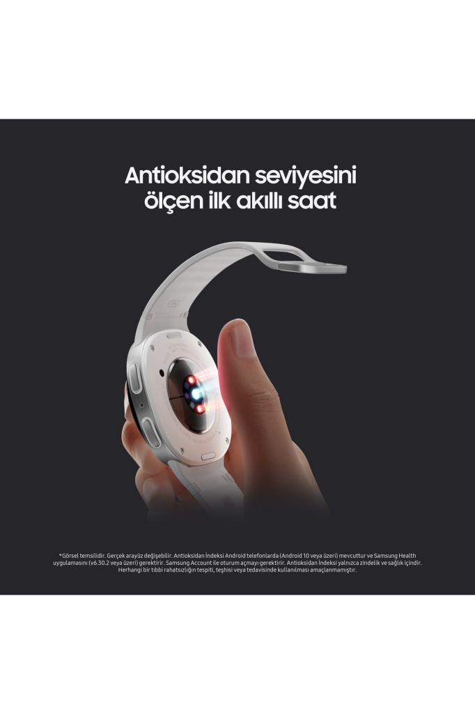 Karanlık bir arka planda, arka yüzeyinde parlayan sensörler olan beyaz bir akıllı saati tutan bir el.
