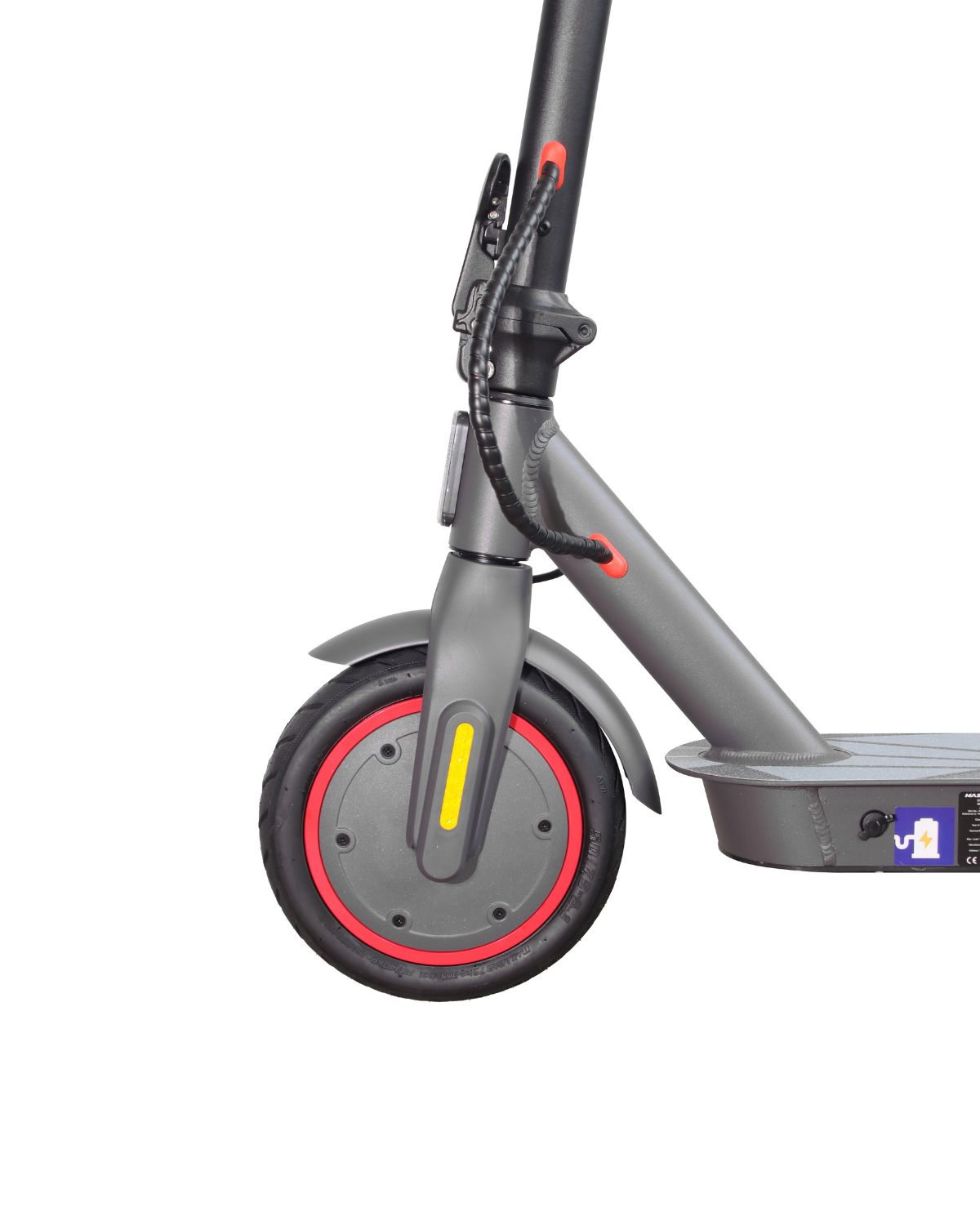 Primer plano de un patinete eléctrico gris, centrándose en la rueda delantera con llanta roja y reflector amarillo sobre fondo blanco.