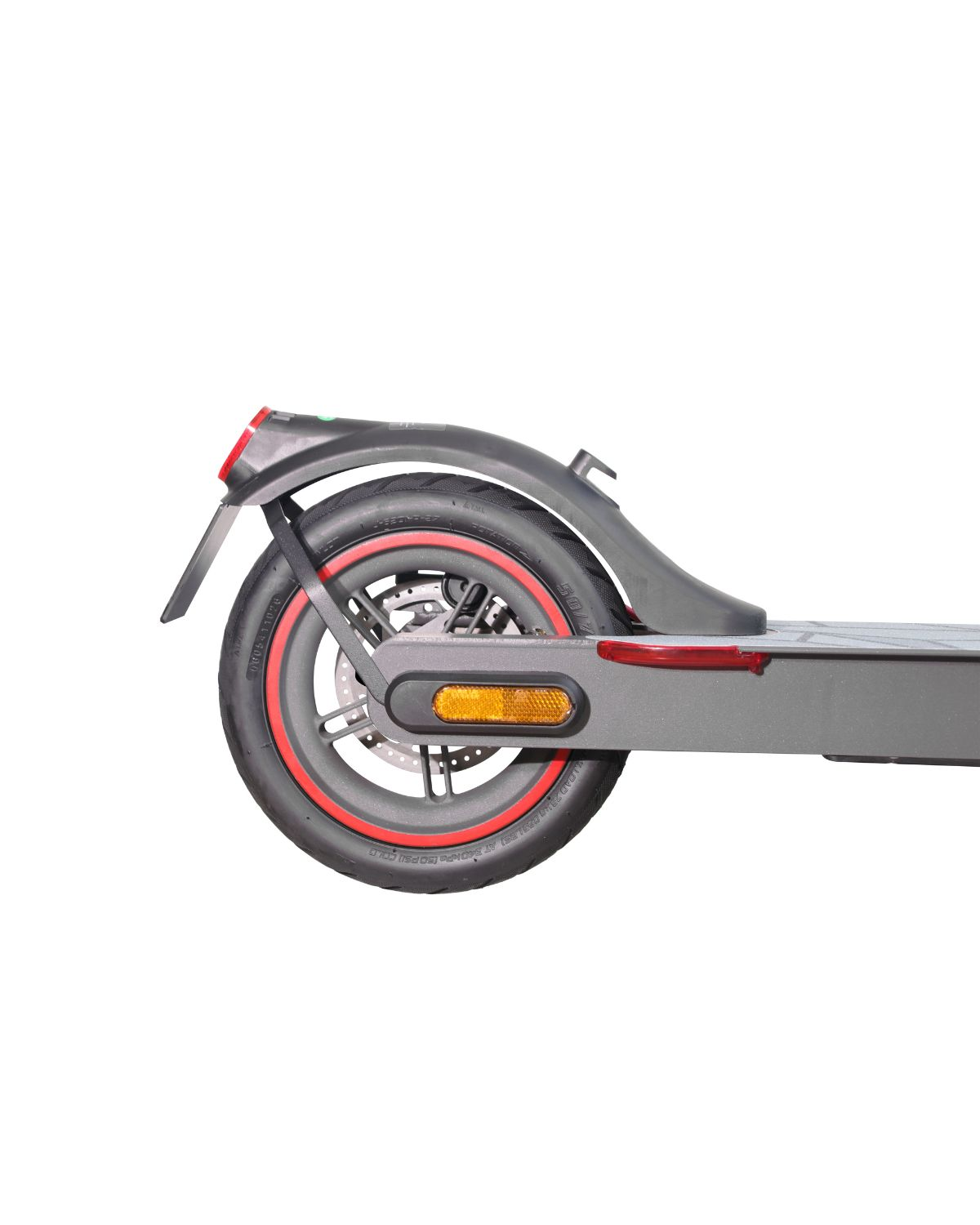 Primer plano de la rueda trasera de un patinete eléctrico gris con borde rojo, freno de disco, guardabarros y reflectores.