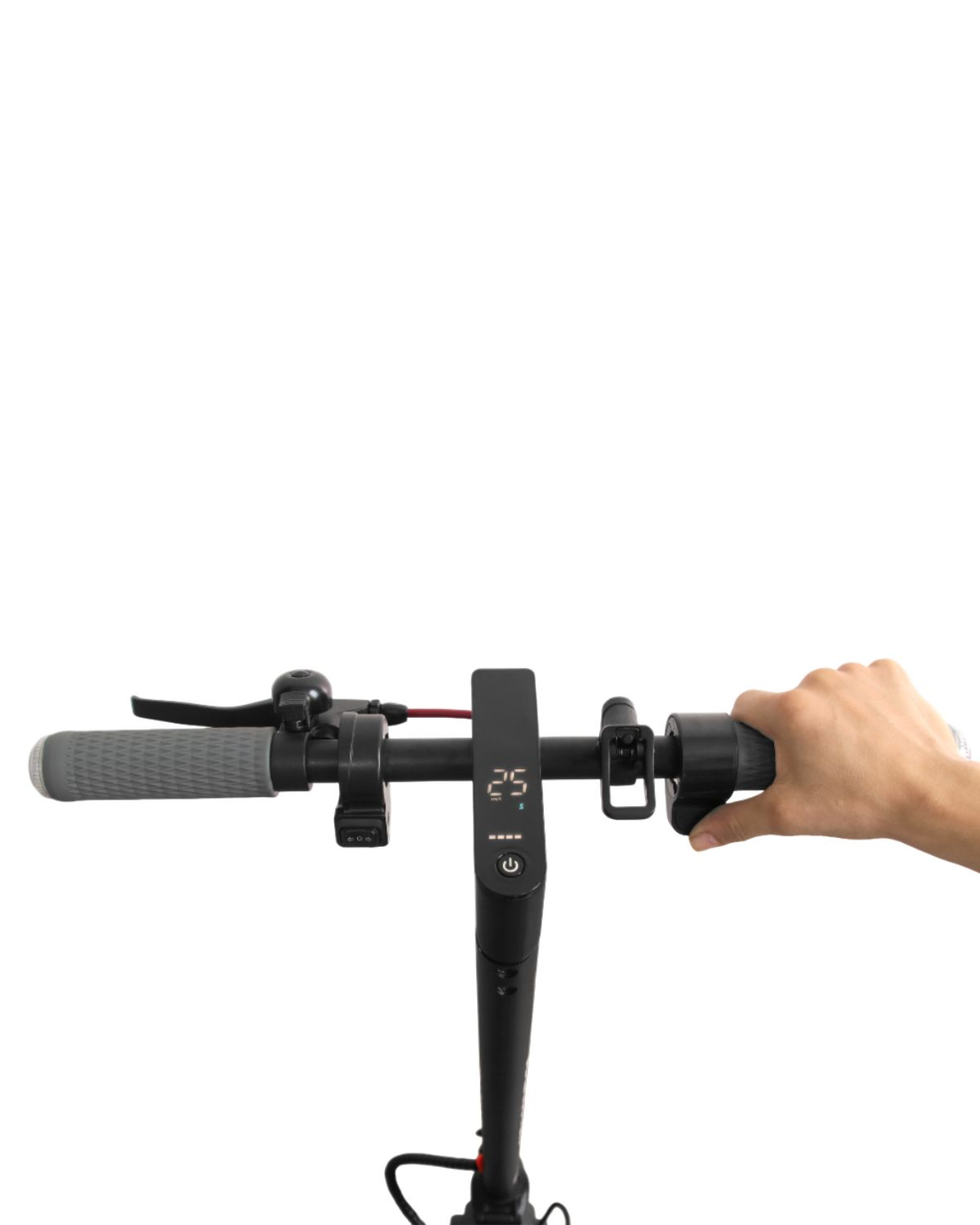 Primer plano del manillar de un patinete eléctrico, con una mano sosteniendo el puño derecho sobre fondo blanco.