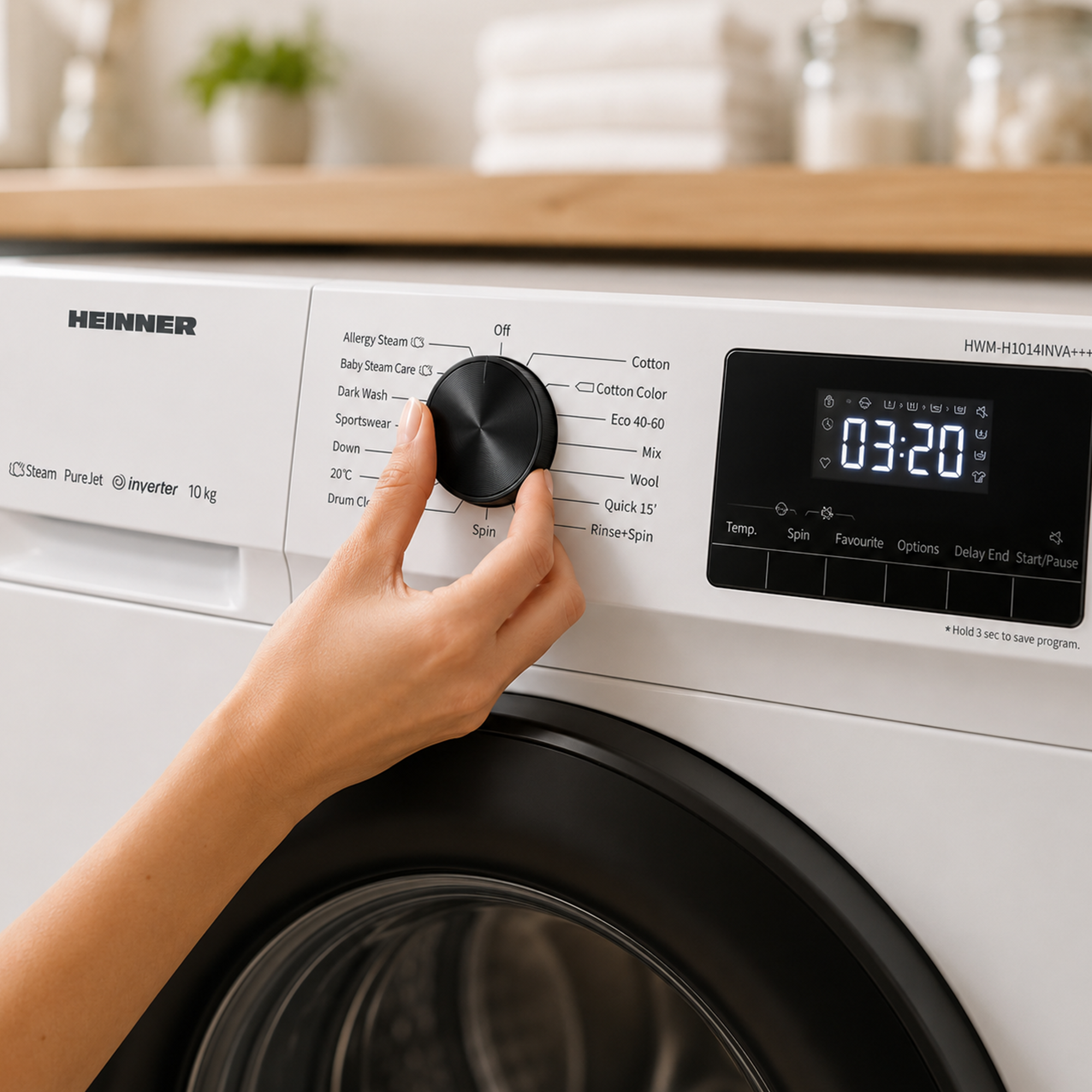 Une main tourne le sélecteur noir d'un lave-linge blanc Heinner, affichant un écran numérique.