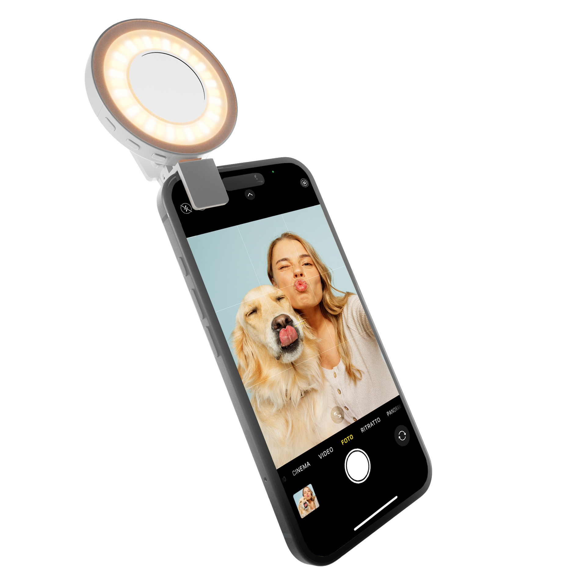 Un teléfono con una luz de anillo enganchada muestra la selfie de una mujer y un perro.