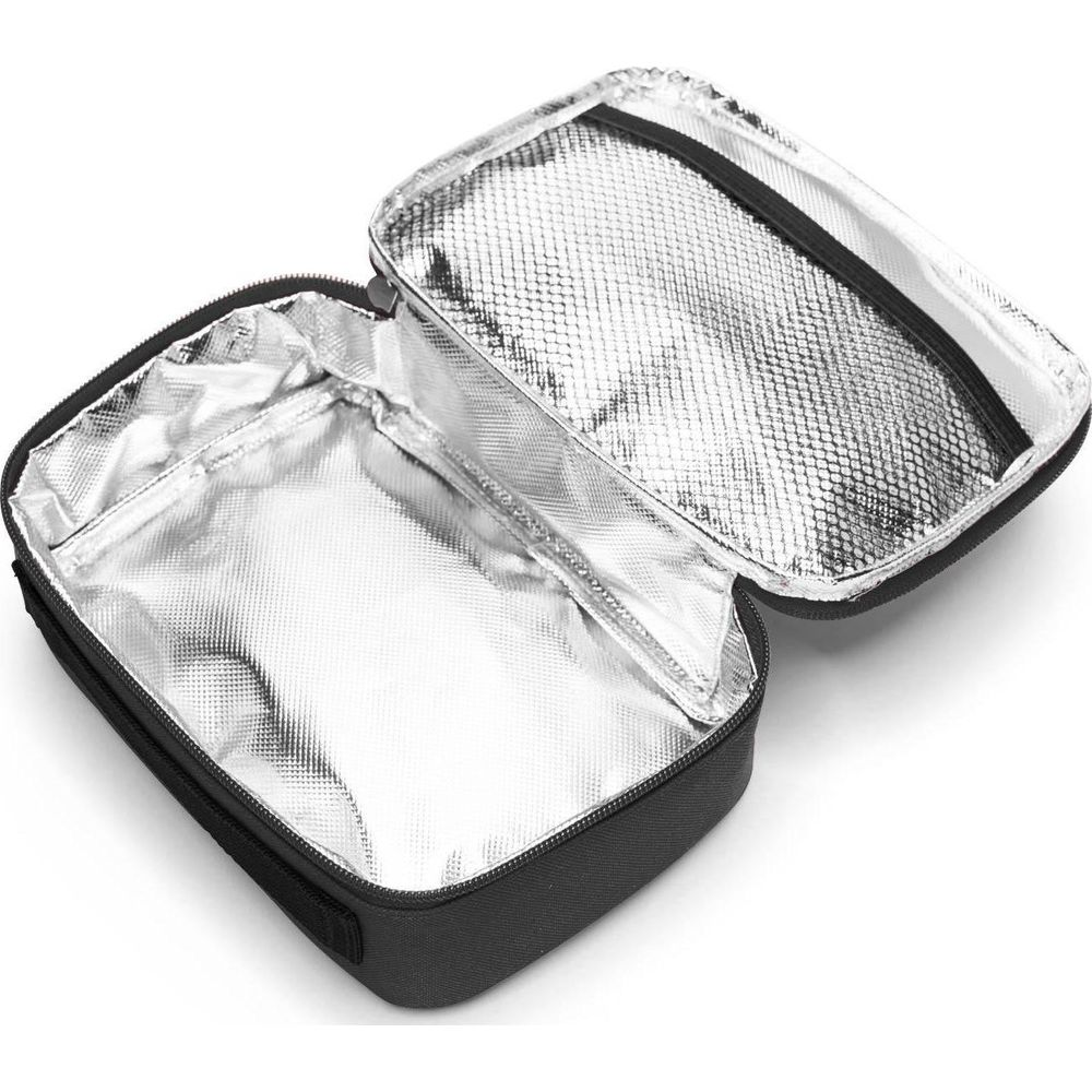 Eine offene schwarze Lunchbox mit silberner Isoliermolde innen und einem Netztach im Deckel.