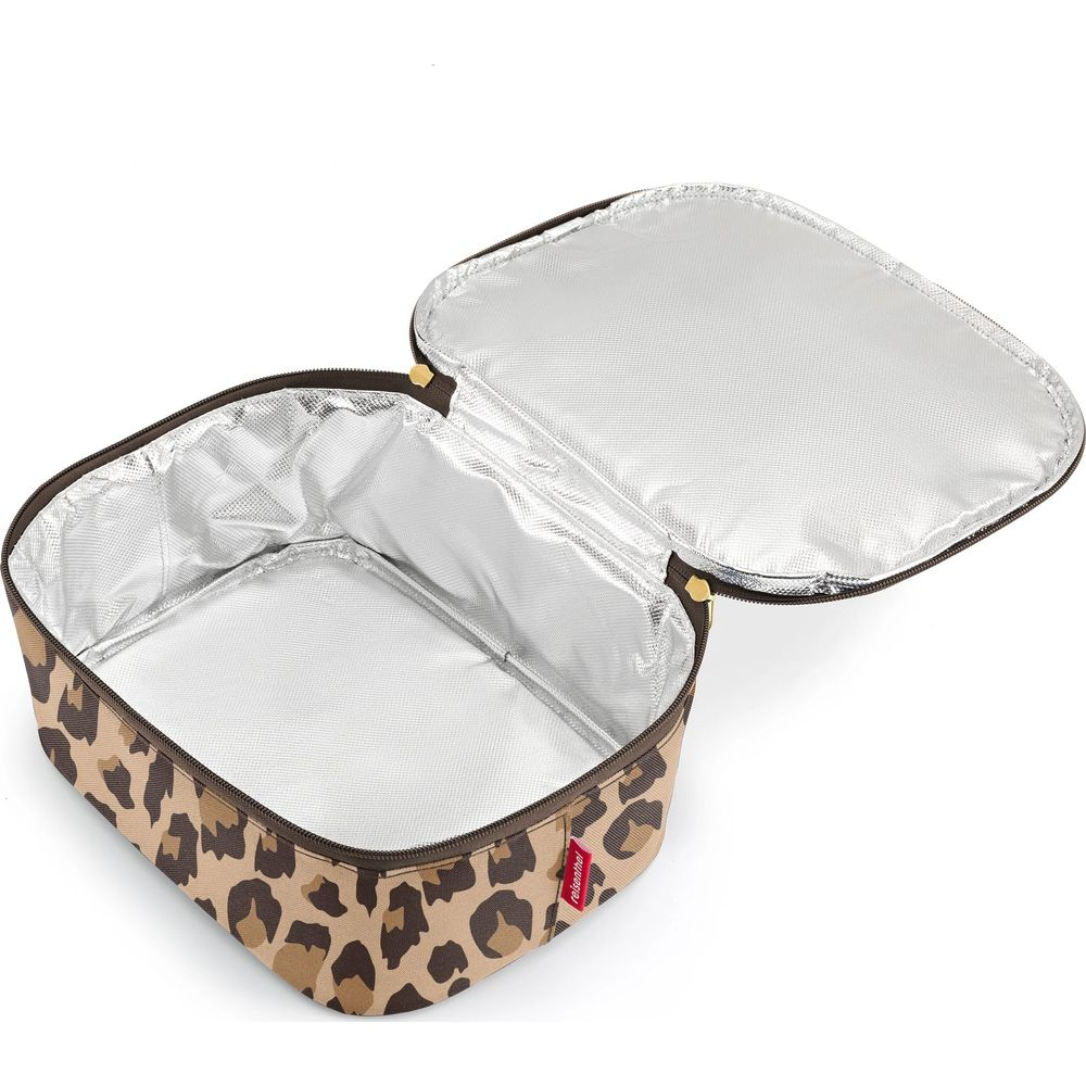 Eine offene Lunchtasche mit Leopardenmuster außen und silberner Isolierung innen auf weißem Hintergrund.