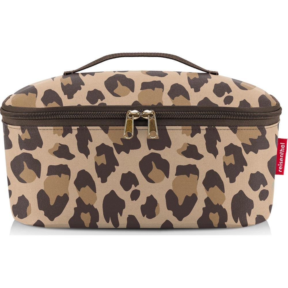 Eine rechteckige Kosmetiktasche mit braunem Leopardenmuster, Reißverschluss und Tragegriff auf weißem Hintergrund.