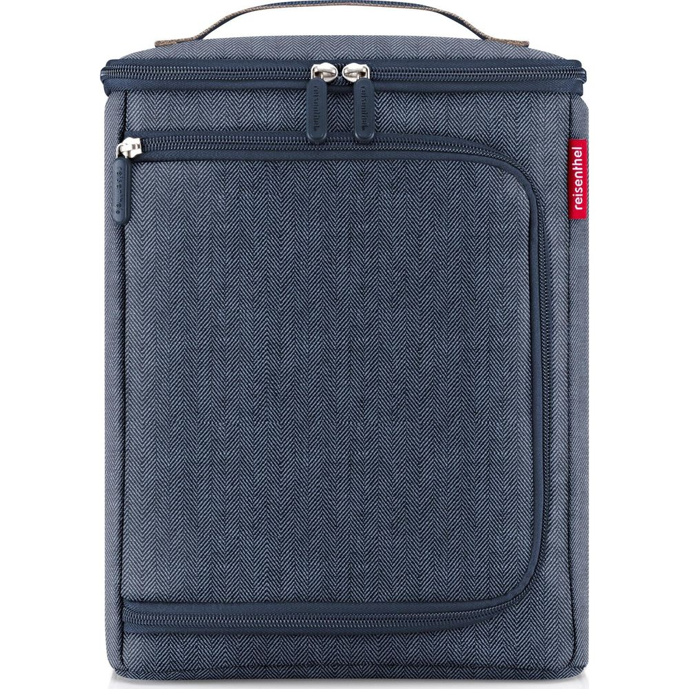 Un sac Reisenthel bleu foncé avec un motif à chevrons, des fermetures éclair et un logo rouge sur le côté.