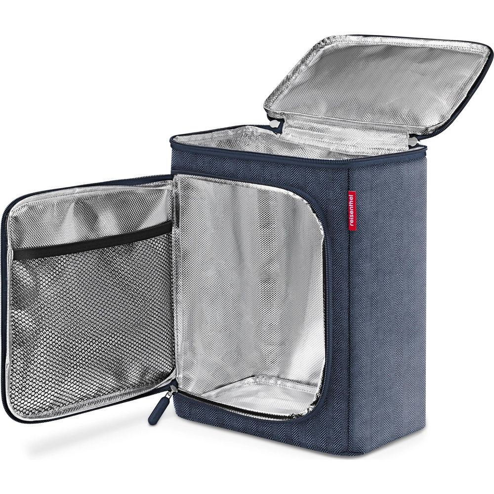 Sac isotherme bleu avec intérieur argenté et couvercle ouvert sur fond blanc.