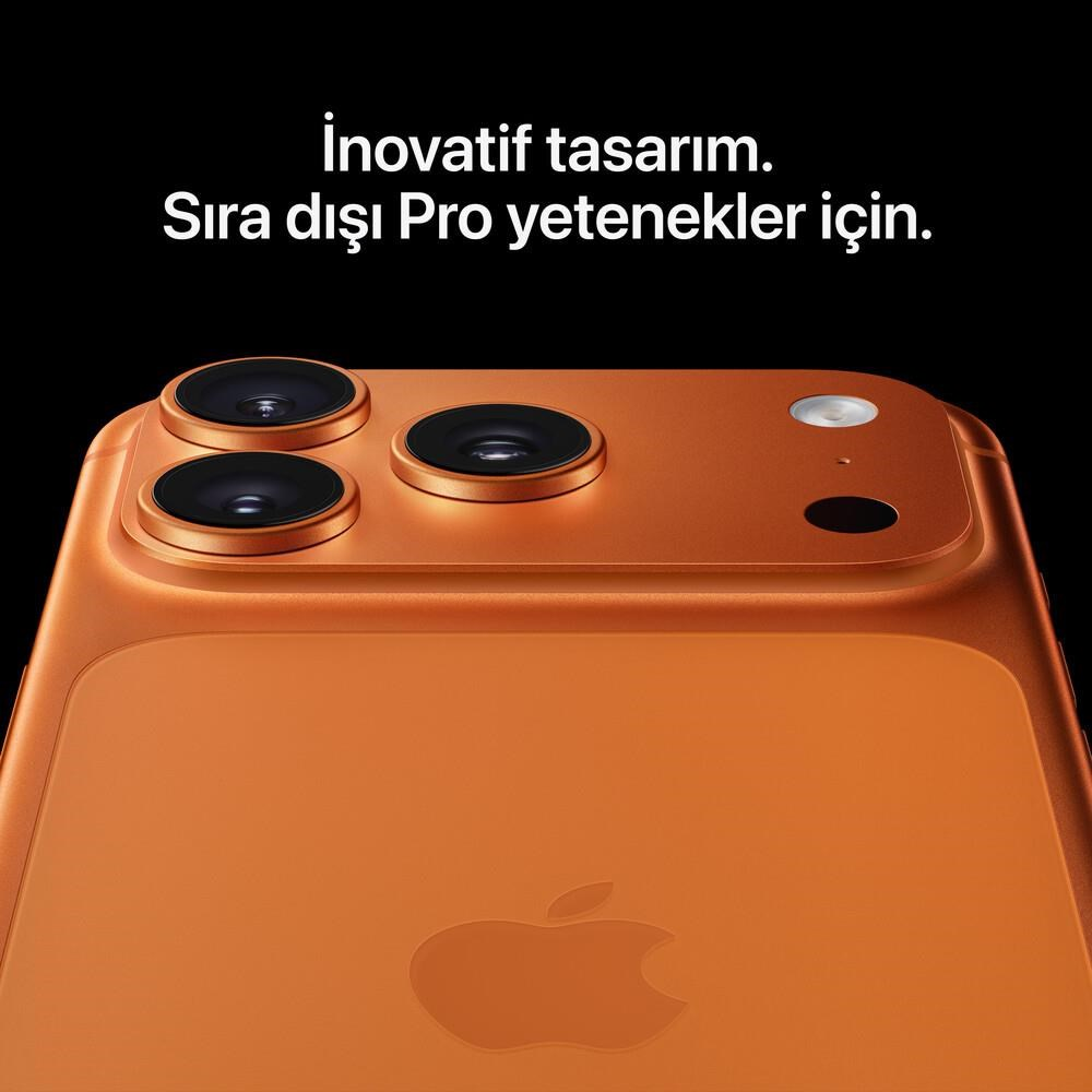 Siyah arka plan ve metin üzerinde üçlü kamera ve Apple logosuna sahip turuncu bir akıllı telefonun arkası.