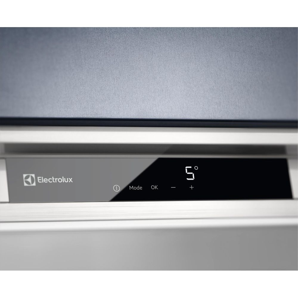 Display del frigorifero Electrolux che mostra cinque gradi e opzioni di controllo.