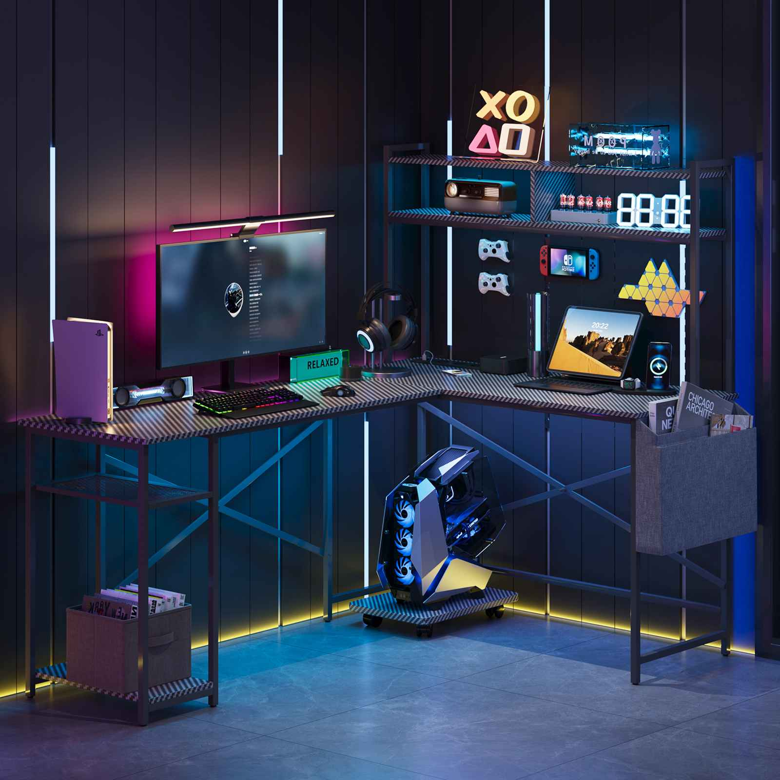 Ein beleuchtetes Gaming-Setup in einer Ecke mit L-Schreibtisch, Computer, Monitor, Konsole und Neonlichtern.