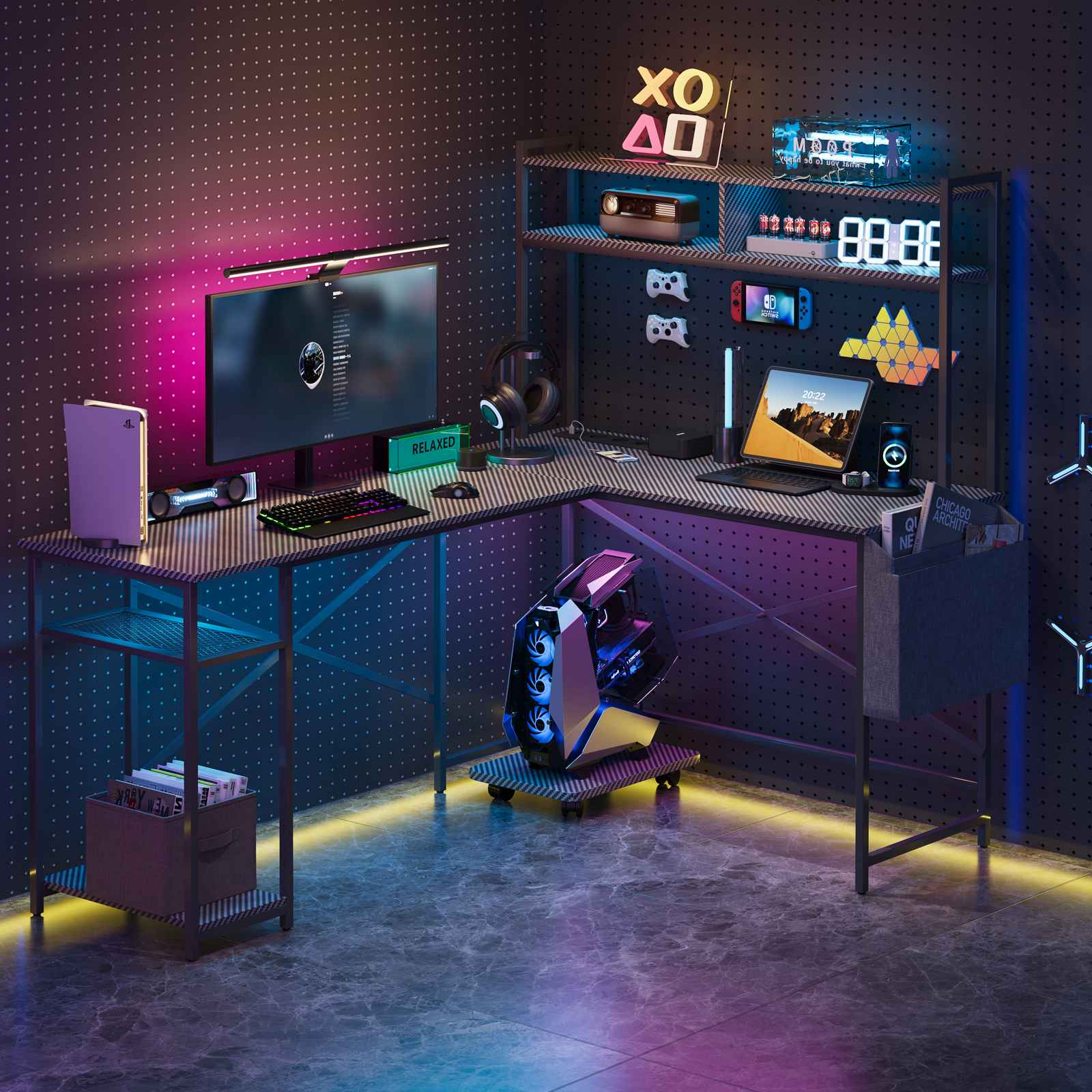 Moderne Gaming-Ecke mit PC, Monitoren, blauer Beleuchtung und Regalen an einer Lochwand.