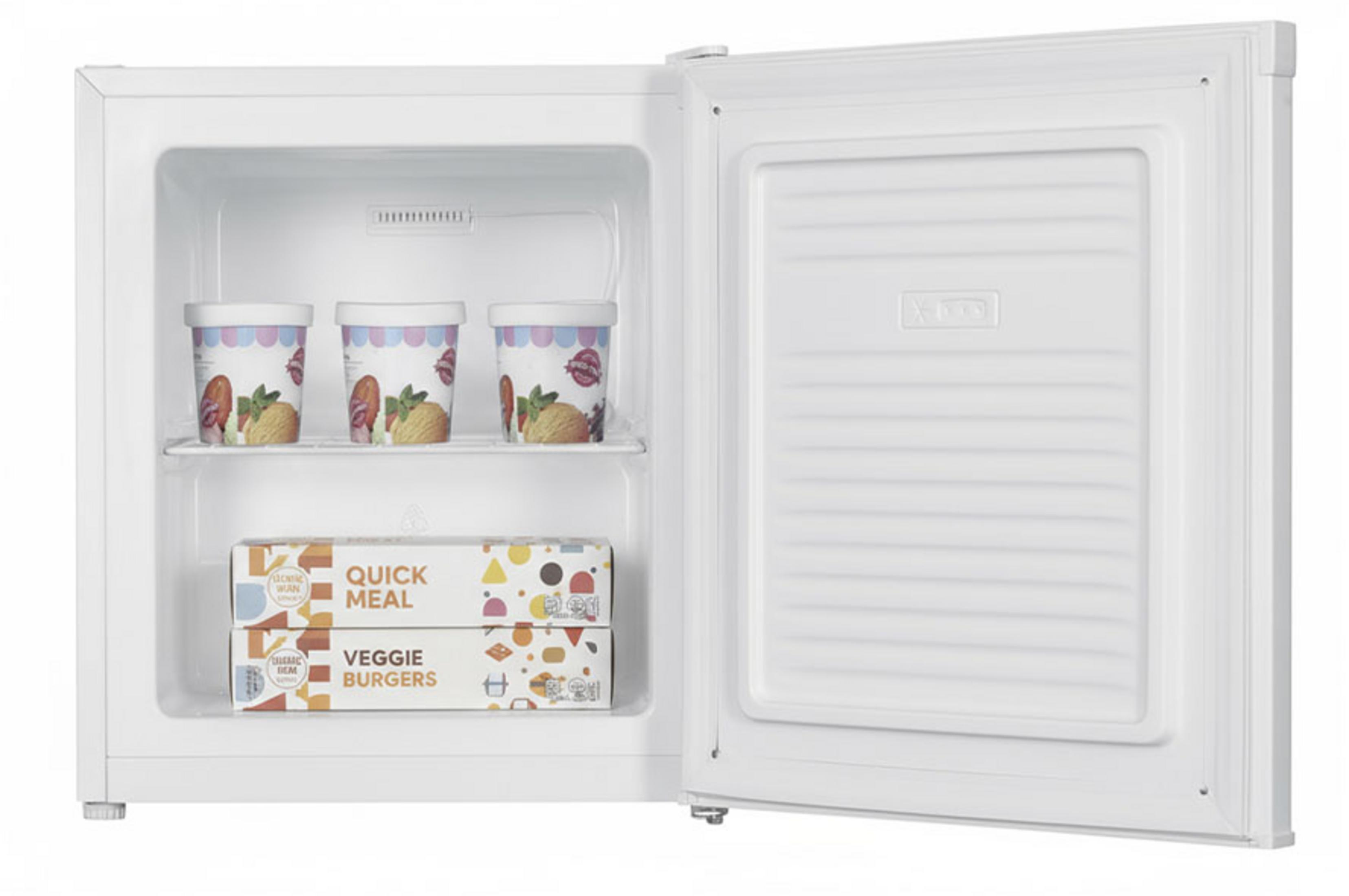 Petit réfrigérateur blanc avec porte ouverte, rempli de pots de glace sur l'étagère et de boîtes surgelées en bas.