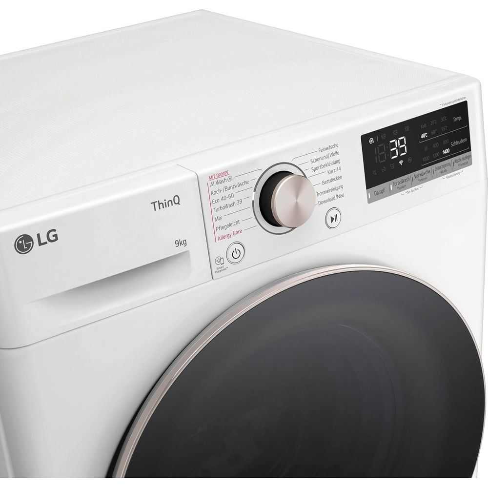 Ein weißes LG ThinQ Waschmaschinen-Bedienfeld mit silbernem Drehregler, Digitaldisplay und dunkler Tür.