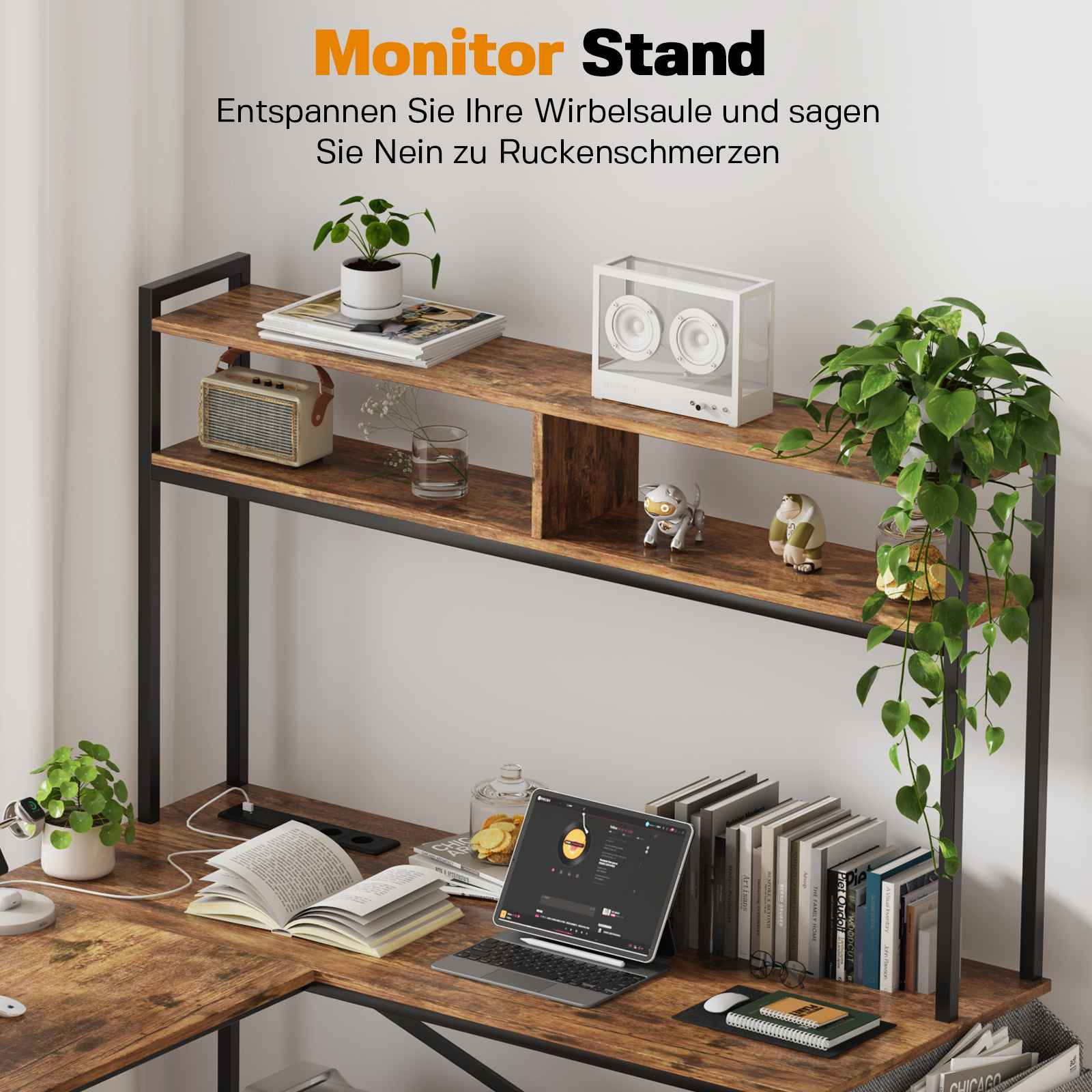 Monitorständer mit Regalen, dekoriert mit Pflanzen, Lautsprechern und Büchern auf einem Schreibtisch.
