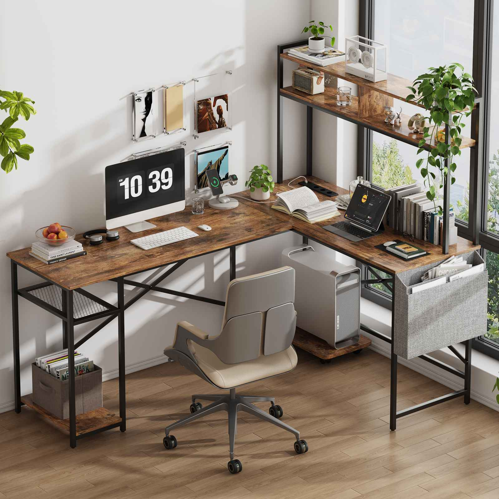 Ein ordentlicher L-förmiger Holztisch mit PC, Monitor, Stuhl und Regalen im Hintergrund.