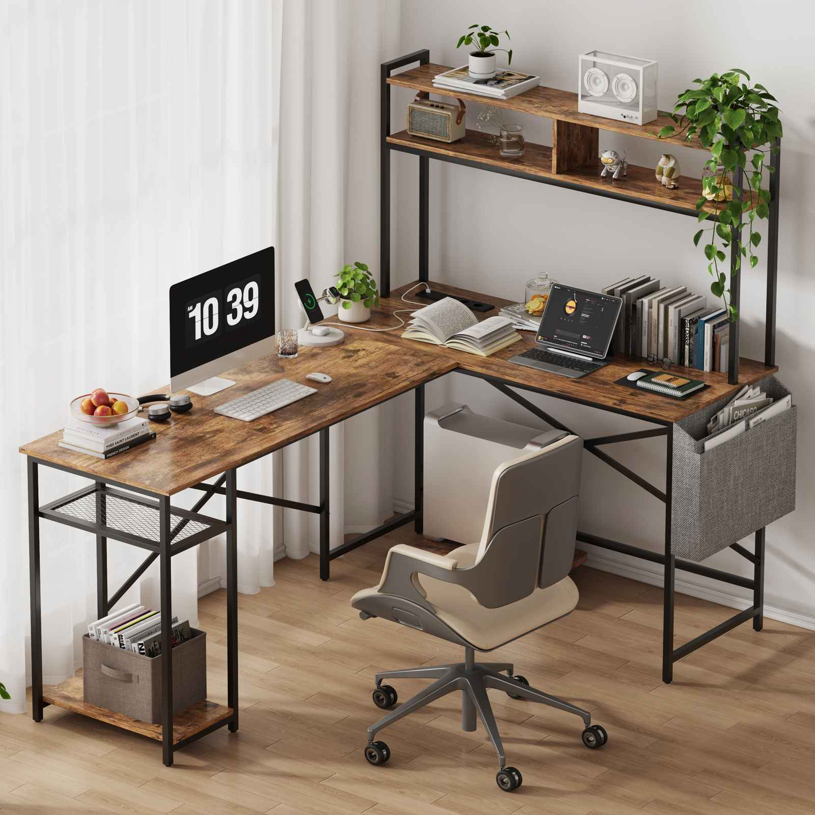 L-förmiger rustikaler Holztisch mit Aufsatz, Computer, Büchern, Pflanzen und grauem Bürostuhl in hellem Raum.