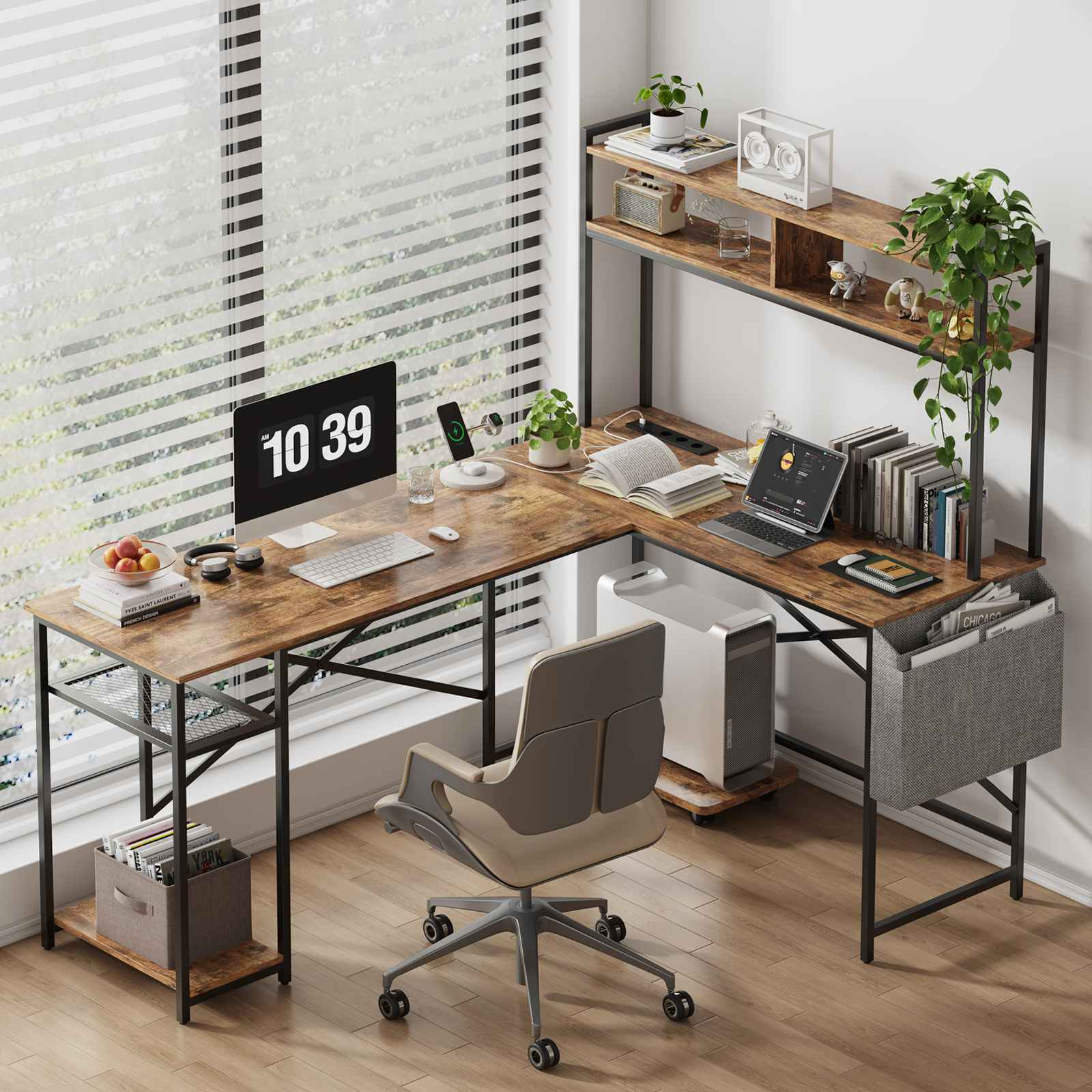 L-förmiger Holztisch mit oberem Regal, Monitor, Laptop, Stuhl und Pflanzen in einem hellen Raum.
