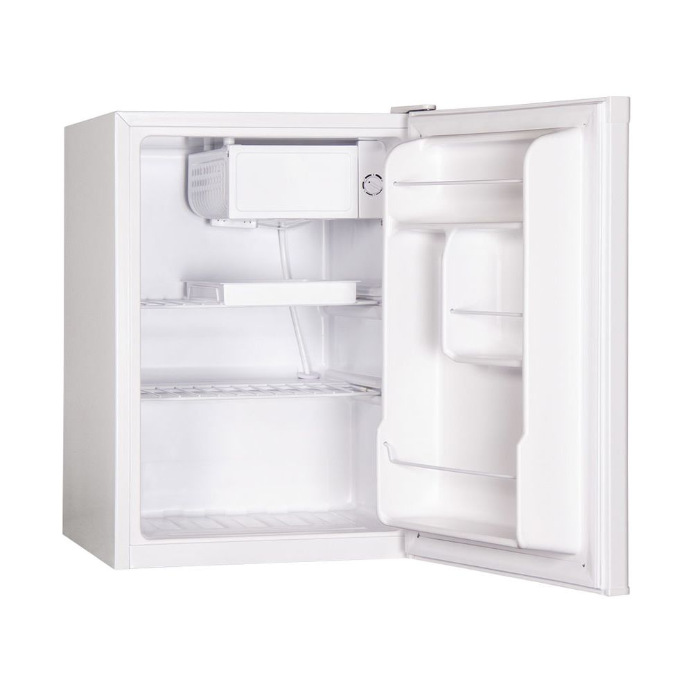 Un piccolo minifrigo bianco con porta aperta, ripiani a griglia e scomparto congelatore su sfondo bianco.