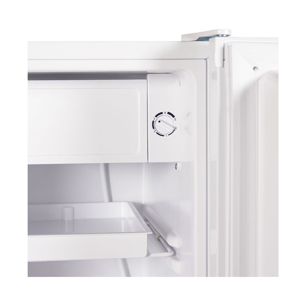 Interno di un frigorifero bianco con manopola della temperatura, vano congelatore e ripiano.