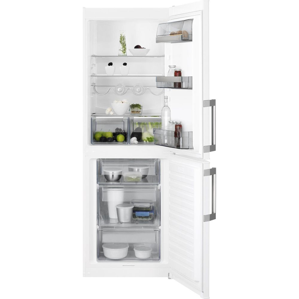 Un réfrigérateur blanc avec les portes supérieure et inférieure ouvertes, rempli de nourriture et de fruits.