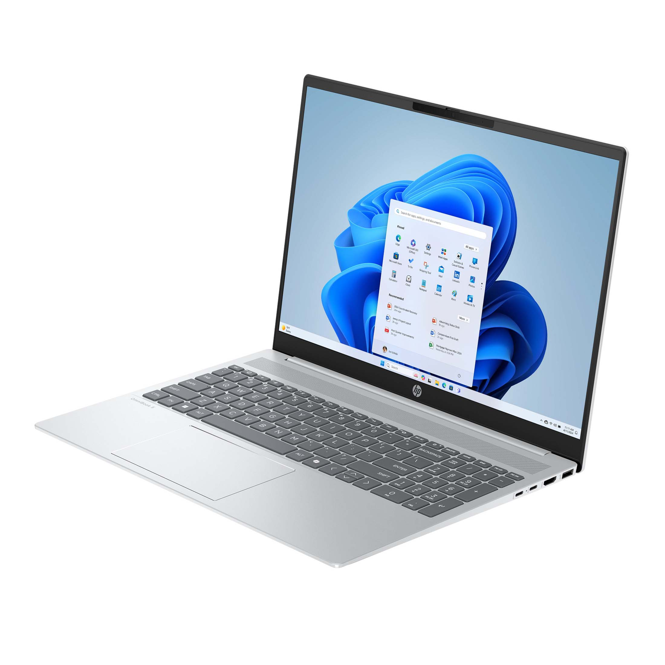 Ein silberner Laptop ist auf einer weißen Oberfläche geöffnet und zeigt das Startmenü.
