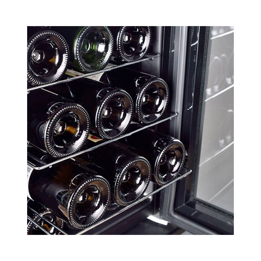 Bouteilles de vin rangées horizontalement sur des étagères métalliques dans une cave à vin.
