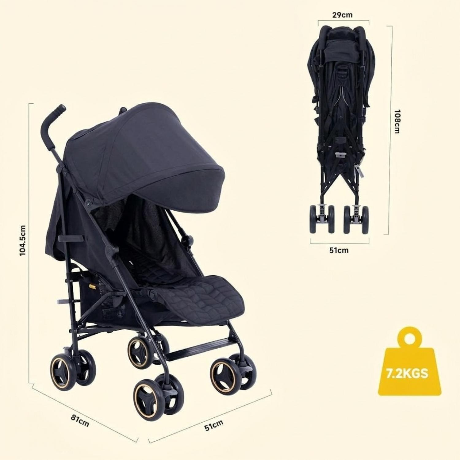 Schwarzer Kinderwagen mit Verdeck, Maßangaben und Gewicht von 7,2 kg auf hellgelbem Hintergrund.