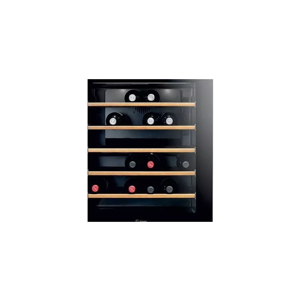Una cantinetta per vini nera con ripiani in legno contenente diverse bottiglie.