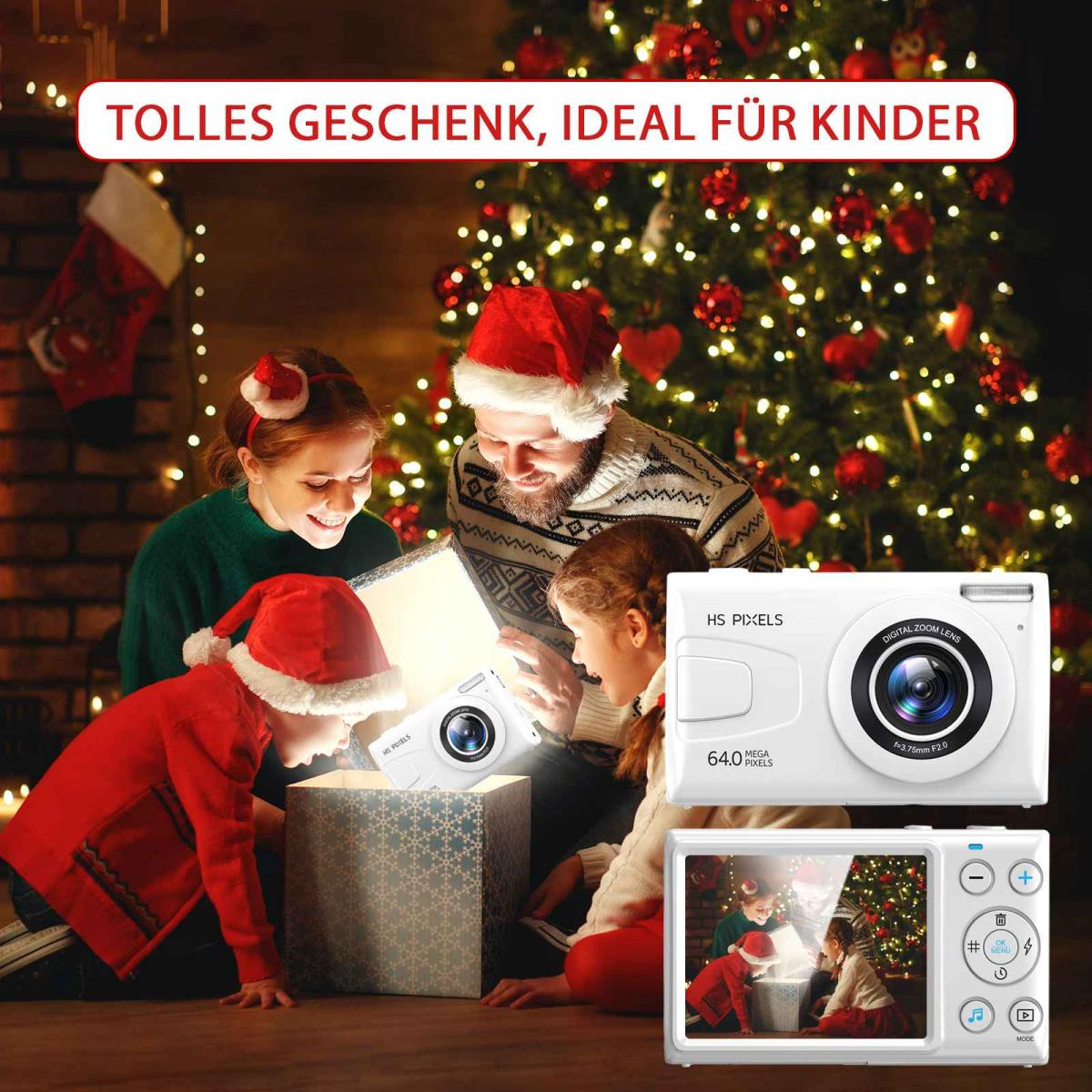 Eine Familie mit Weihnachtsmützen packt eine weiße Kinderkamera als Geschenk aus, vor einem beleuchteten Weihnachtsbaum.