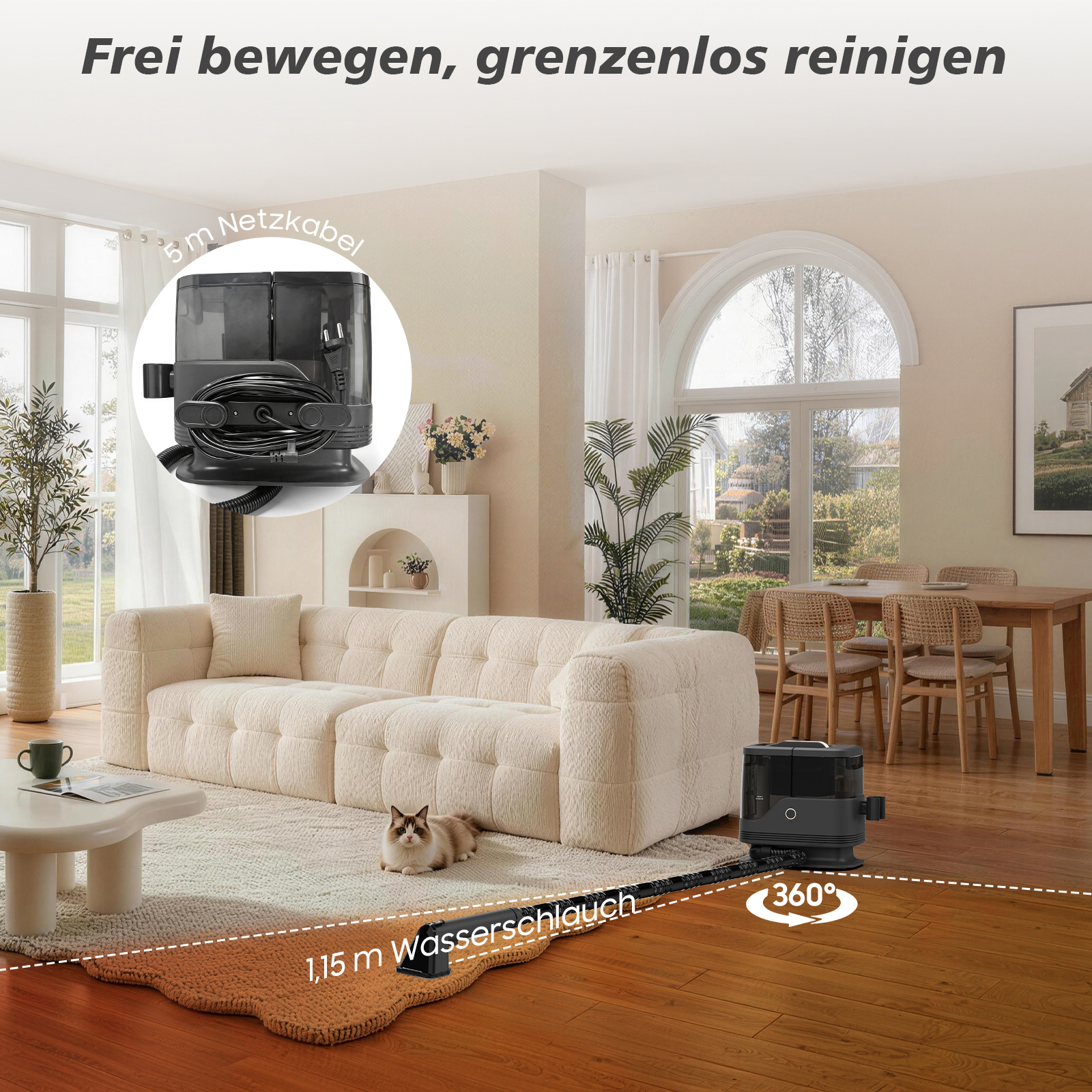 Ein schwarzer Staubsauger steht auf Holzparkett in einem hellen Wohnzimmer vor einem weißen Sofa mit Katze.