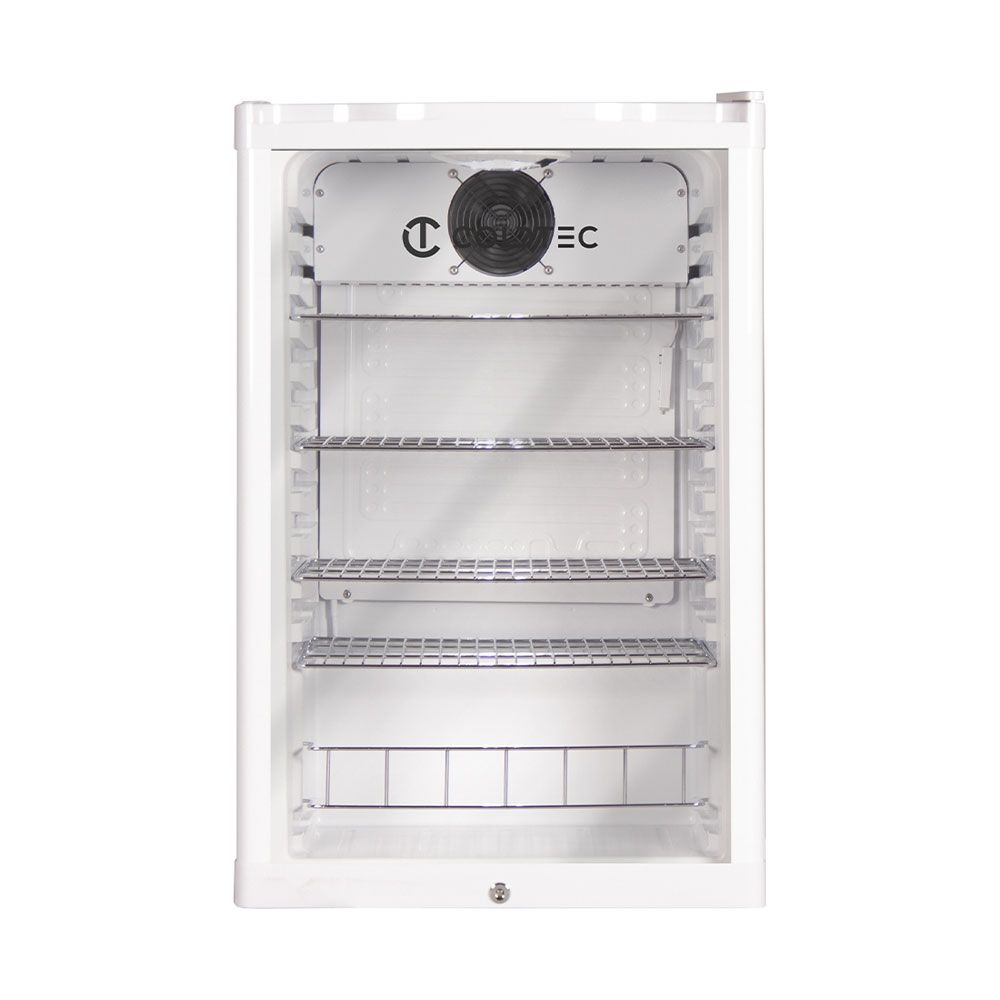 Un mini frigo bianco con interno aperto e vuoto, quattro ripiani in filo metallico e una ventola.