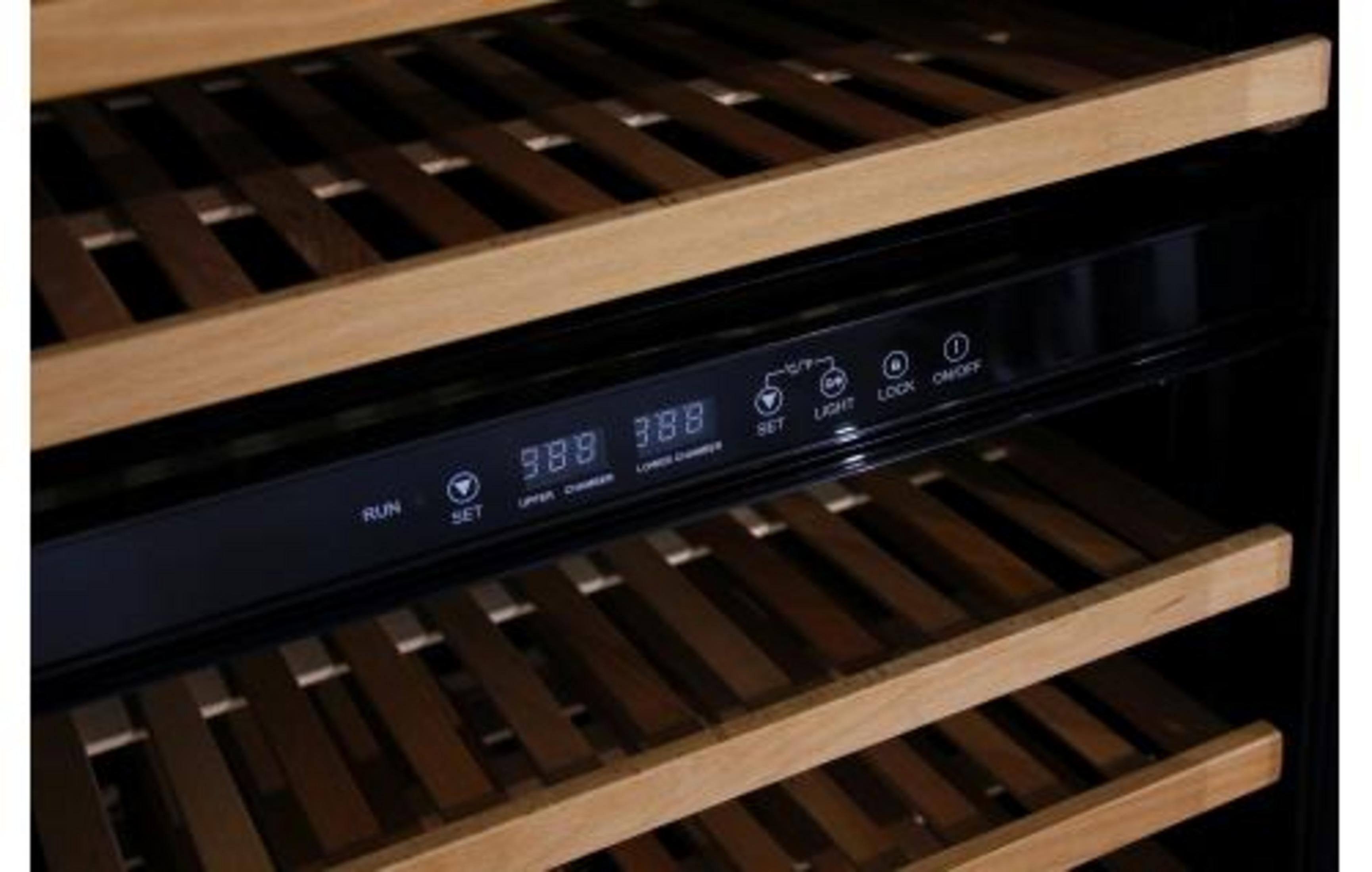Cantinetta per vini con ripiani in legno e display digitale.