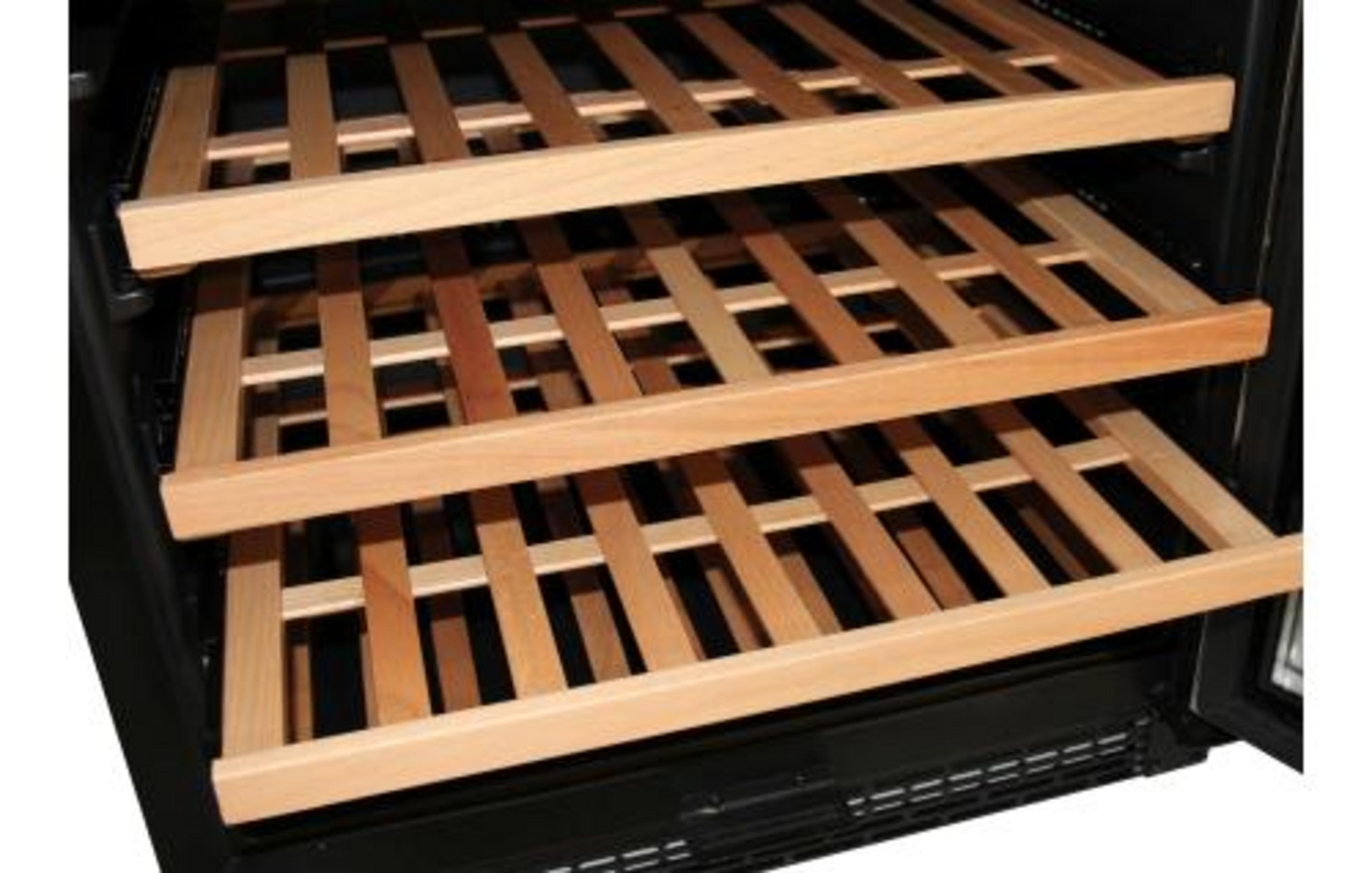 Ripiani in legno all'interno di una cantinetta per vino nera.