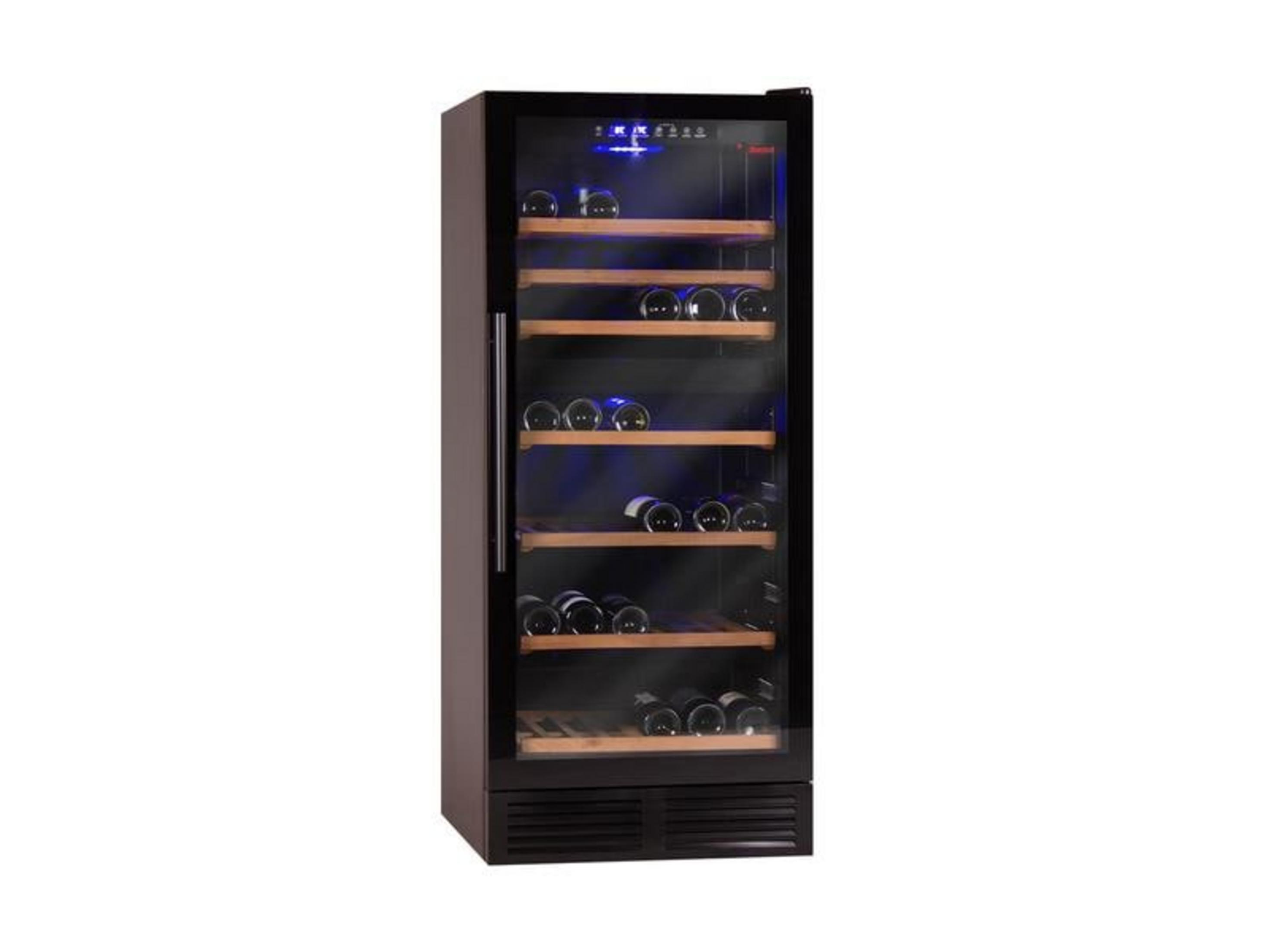 Un cantinetta per vino nera con porta a vetri mostra ripiani in legno illuminati con bottiglie su sfondo bianco.