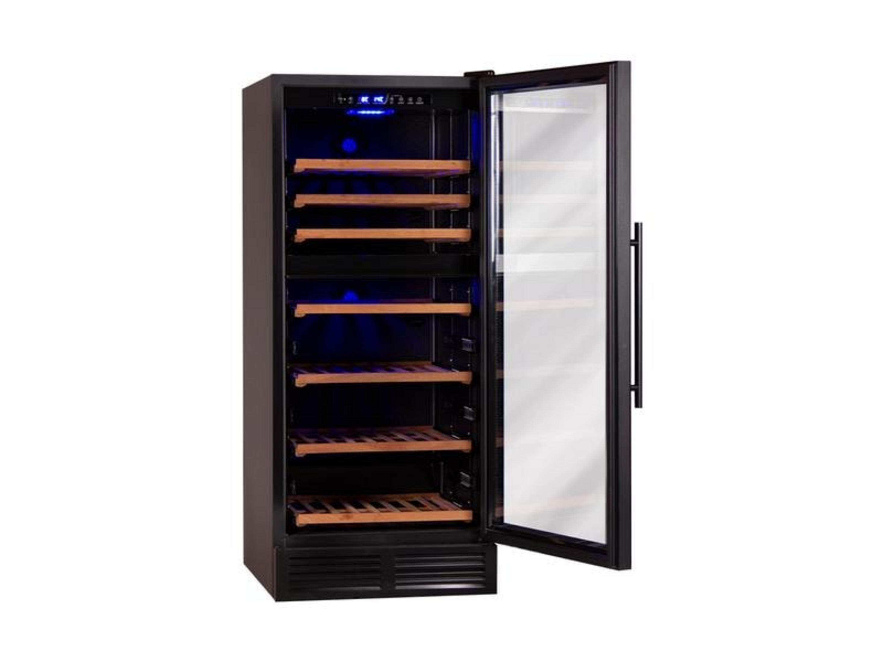 Una cantinetta per vini nera con porta a vetri aperta, ripiani in legno e luce blu su sfondo bianco.