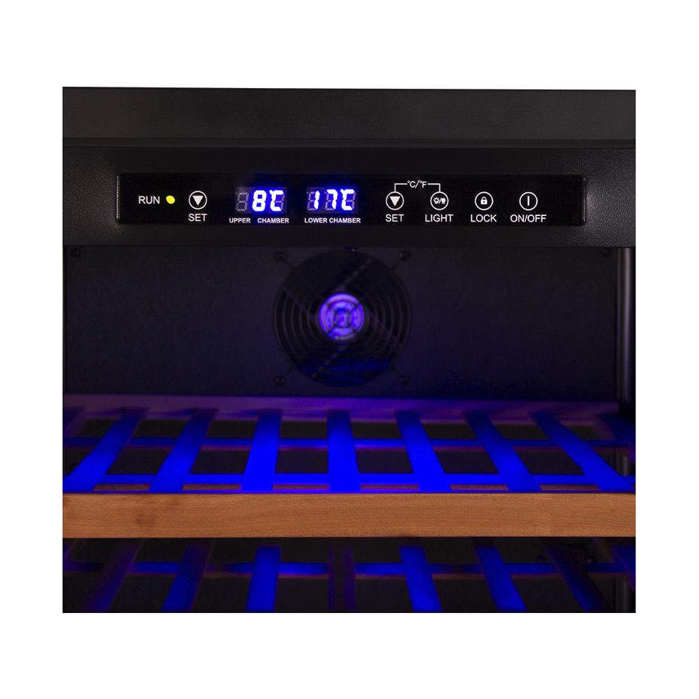Display digitale di una cantinetta per vino con illuminazione LED blu e ripiani in legno.