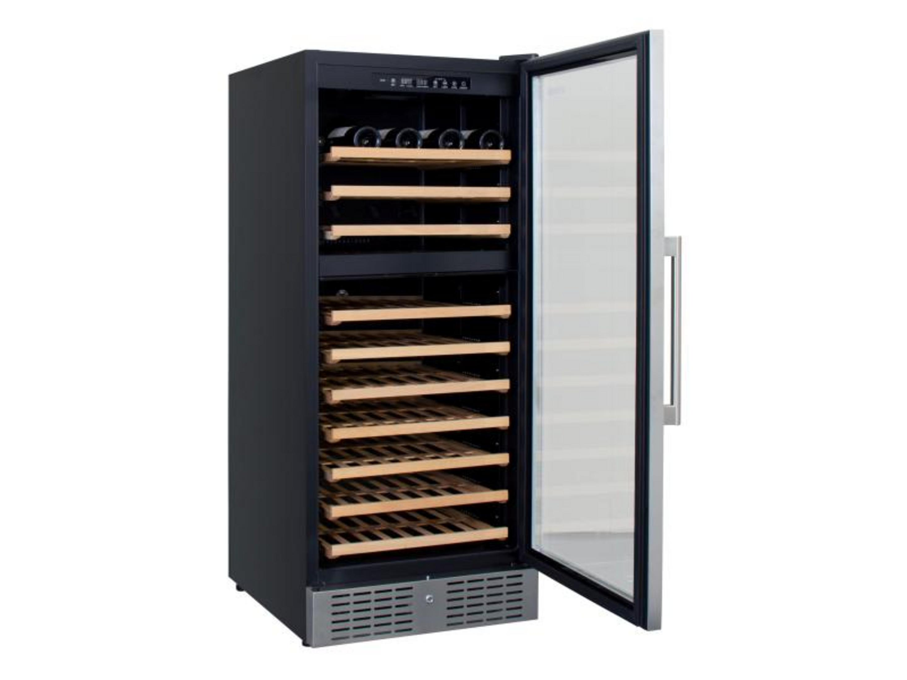 Cantinetta per vino nera con porta in vetro e ripiani in legno su sfondo bianco.