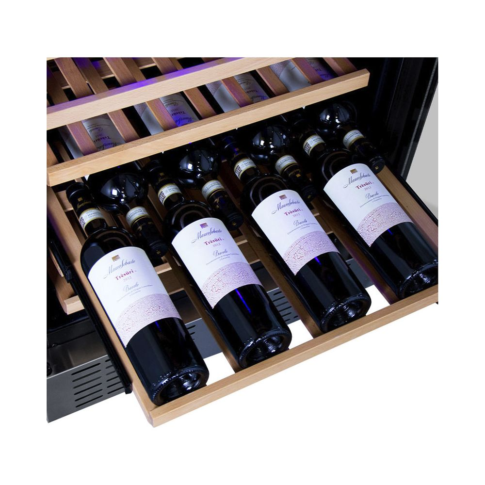 Portabottiglie in legno con diverse bottiglie in una cantinetta.