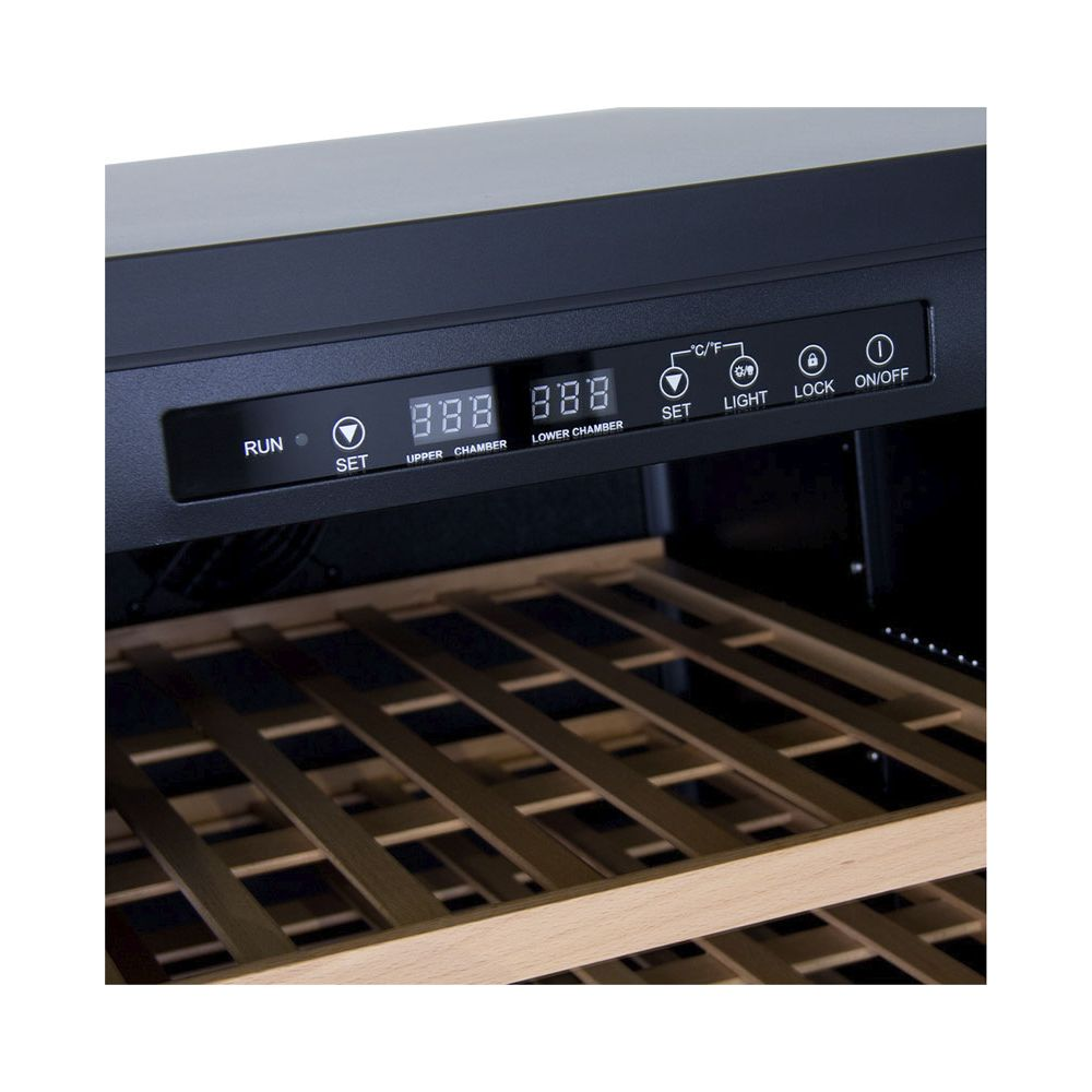 Una cantinetta per vino con display digitale della temperatura e ripiani in legno.