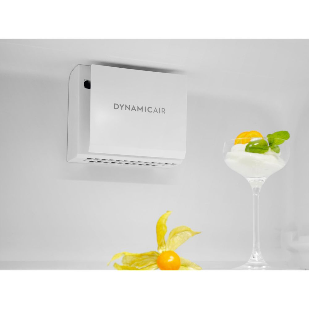 Unità DynamicAir bianca sul soffitto e dessert in bicchiere con physalis sotto.