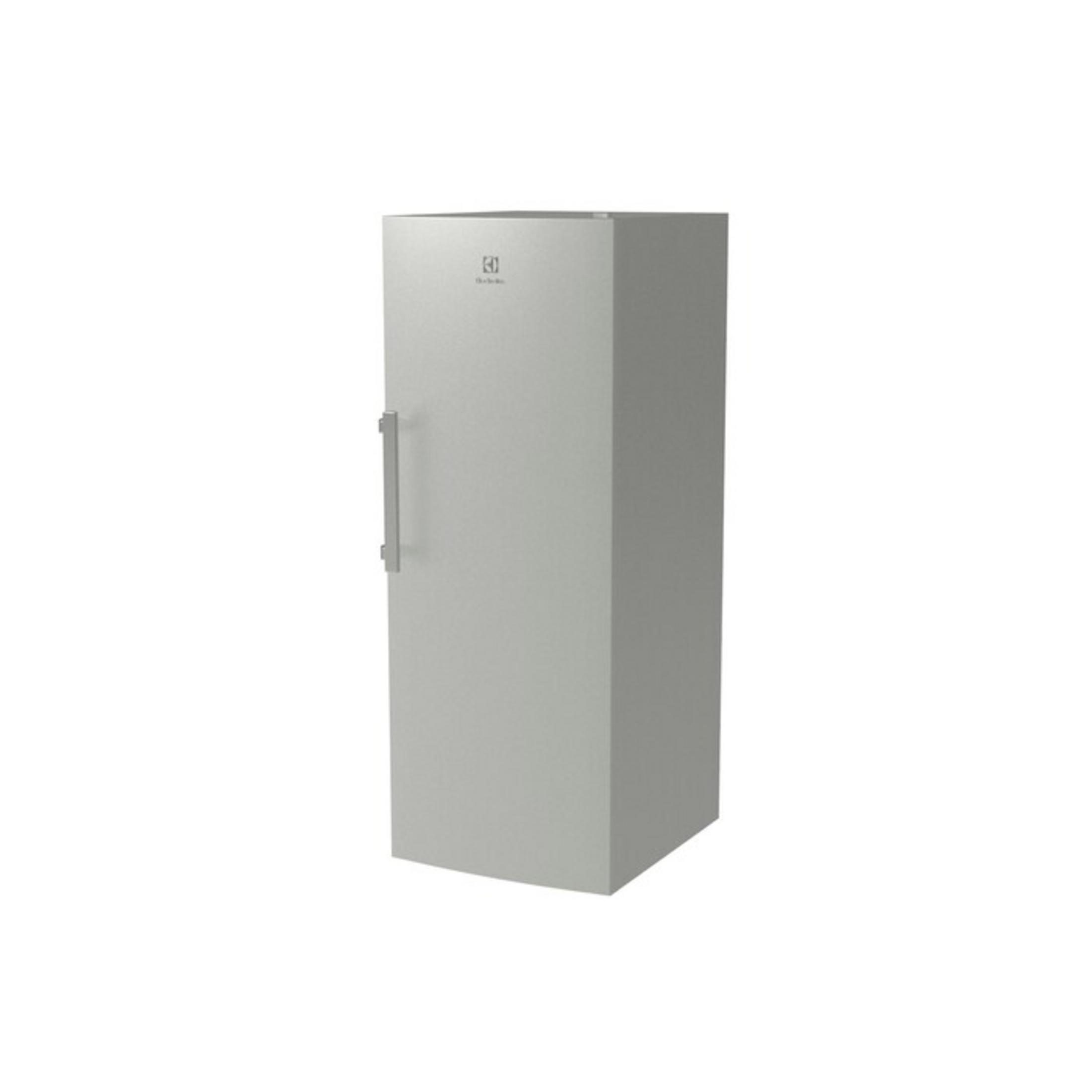 Un frigorifero Electrolux argentato si trova su uno sfondo bianco.