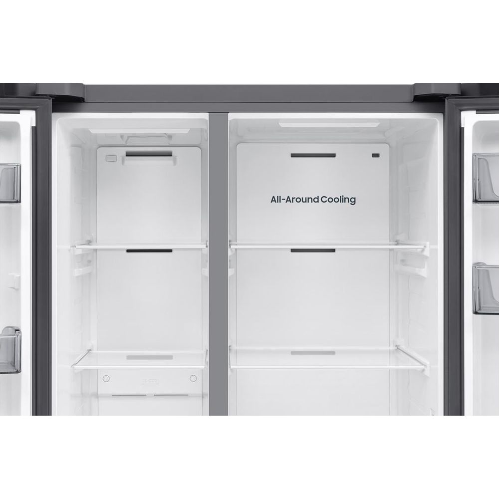 Frigorifero aperto con tecnologia All-Around Cooling, pareti interne bianche e ripiani in vetro.