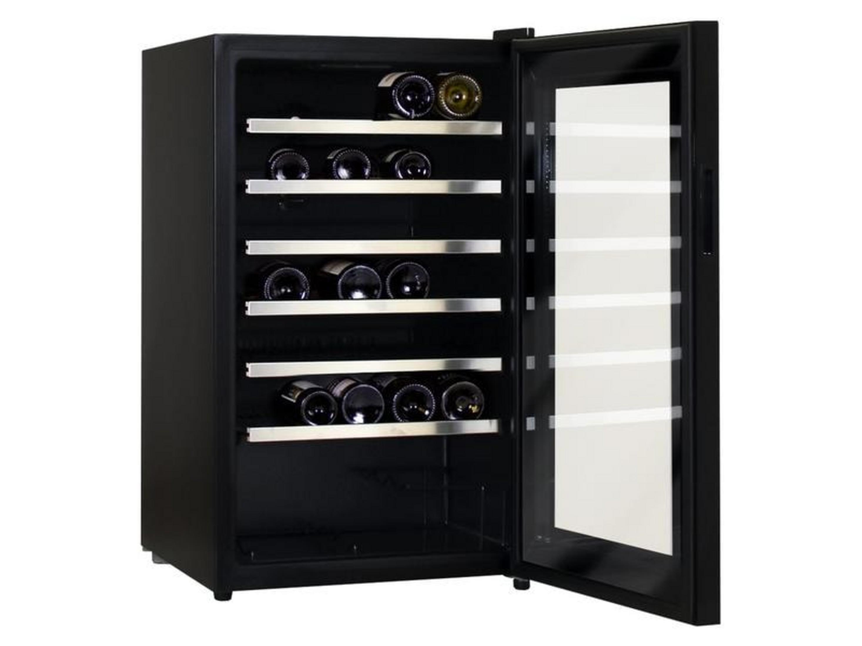 Una cantinetta per vino nera con porta in vetro mostra bottiglie su scaffali argentati.