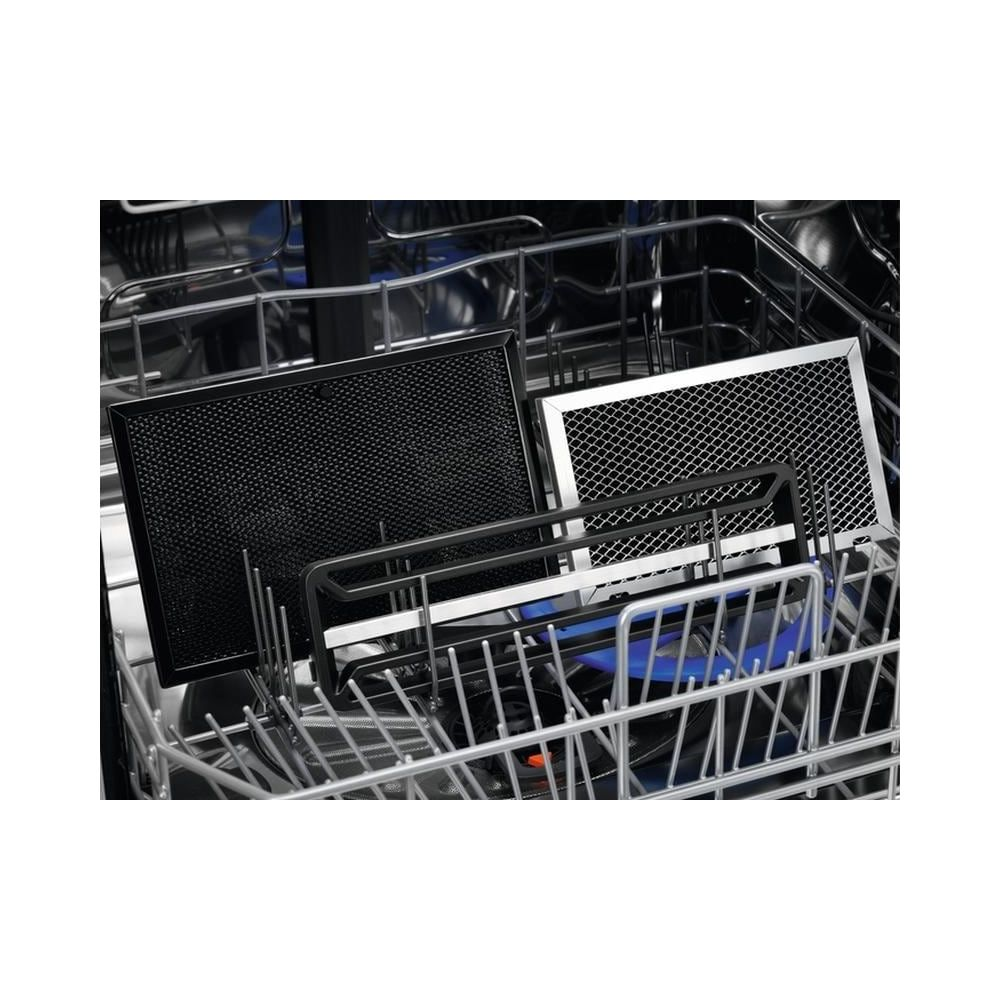 Intérieur de lave-vaisselle avec deux filtres à grille dans le panier supérieur.